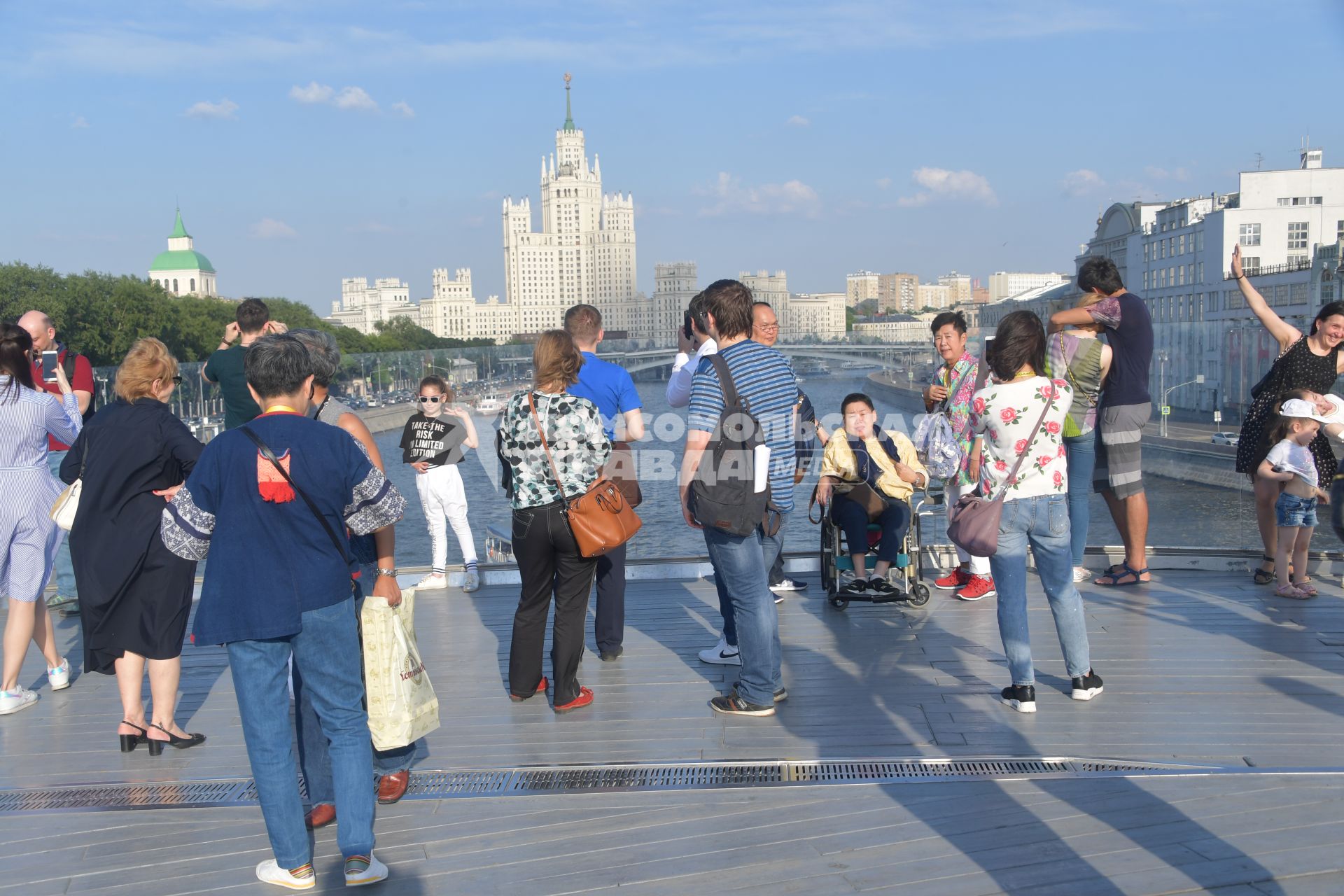 Москва.  Прохожие фотографируются на Парящем мосту в парке `Зарядье`.