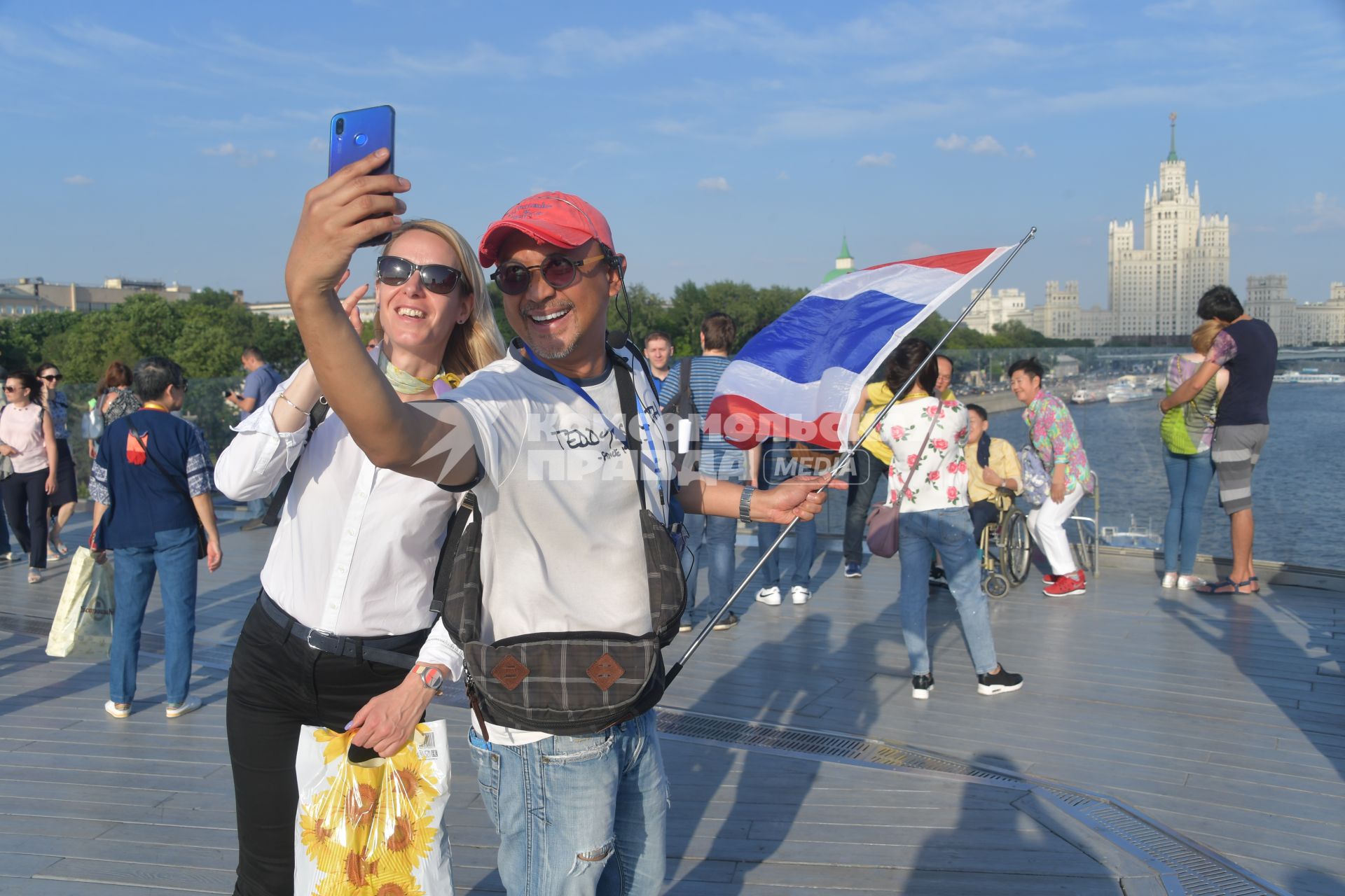 Москва.  Прохожие фотографируются на Парящем мосту в парке `Зарядье`.