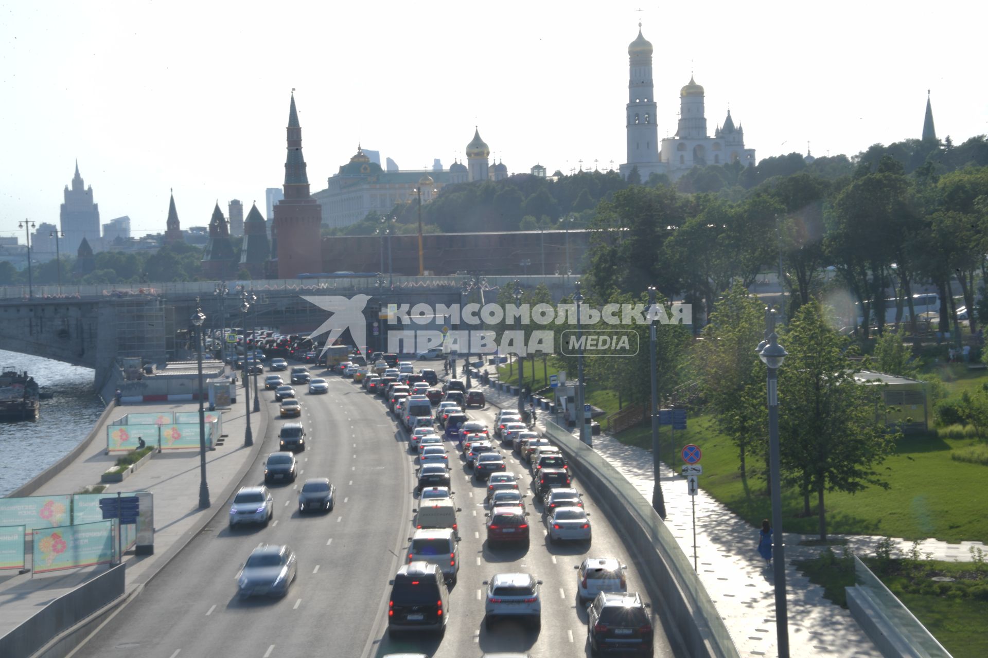 Москва.  Вид на Москворецкую набережную с Парящего моста.