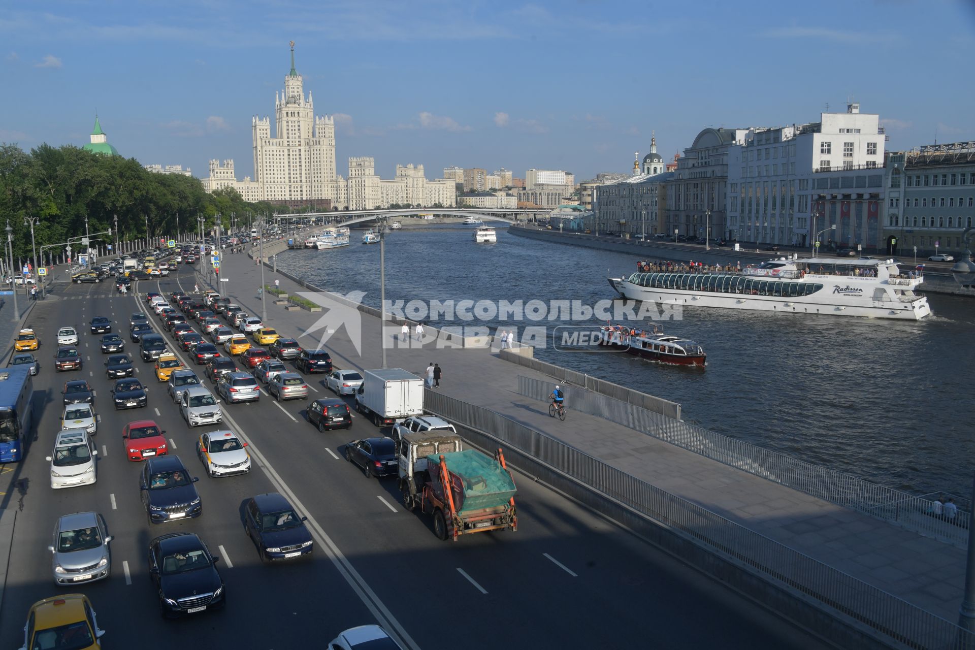 Москва.  Вид на Москворецкую набережную с Парящего моста.