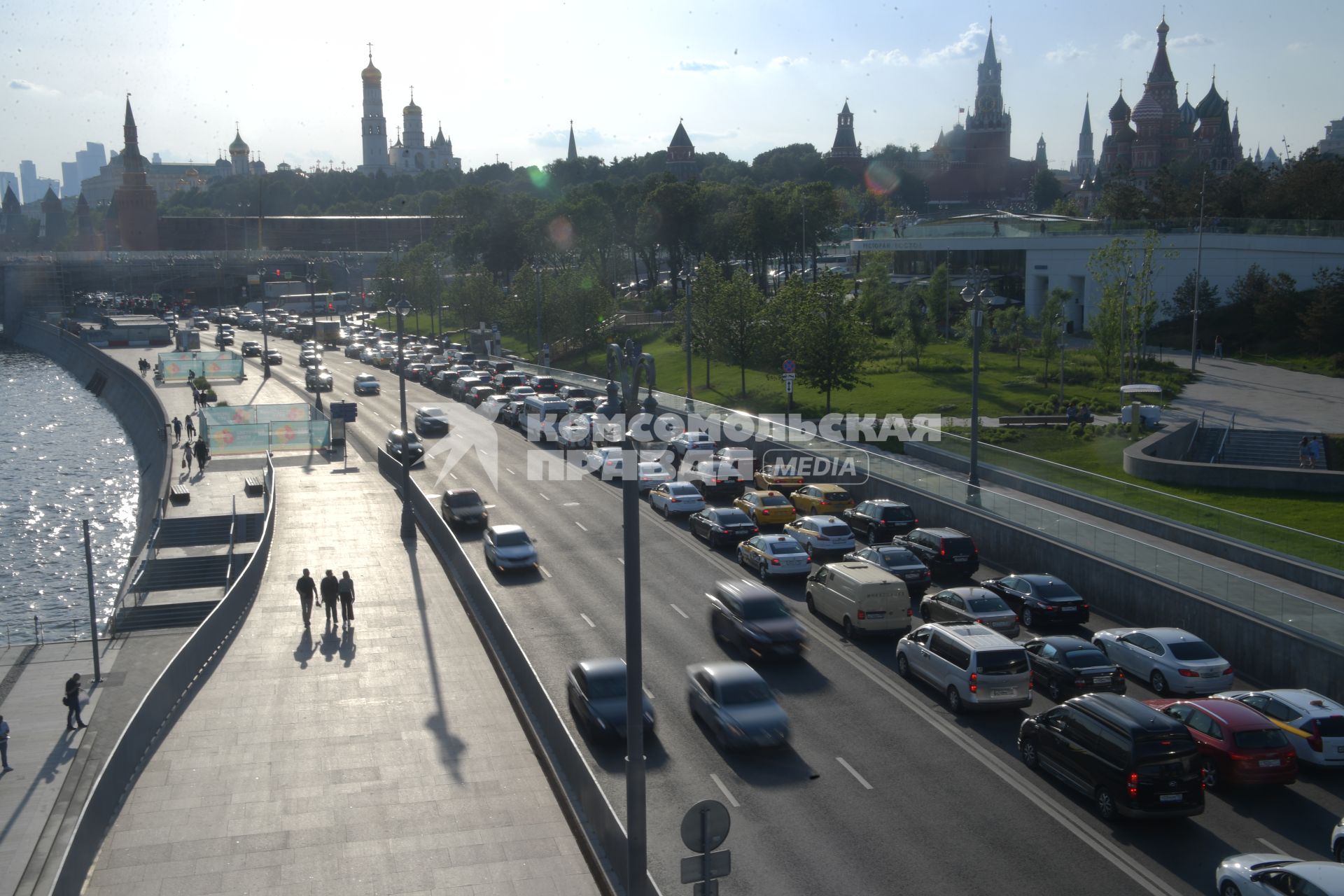 Москва.  Вид на Москворецкую набережную с Парящего моста.