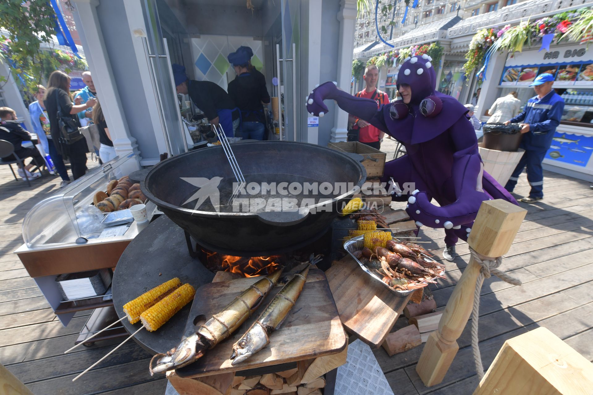 Москва.   Во время гастрономического фестиваля `Рыбная неделя` на площади Революции.