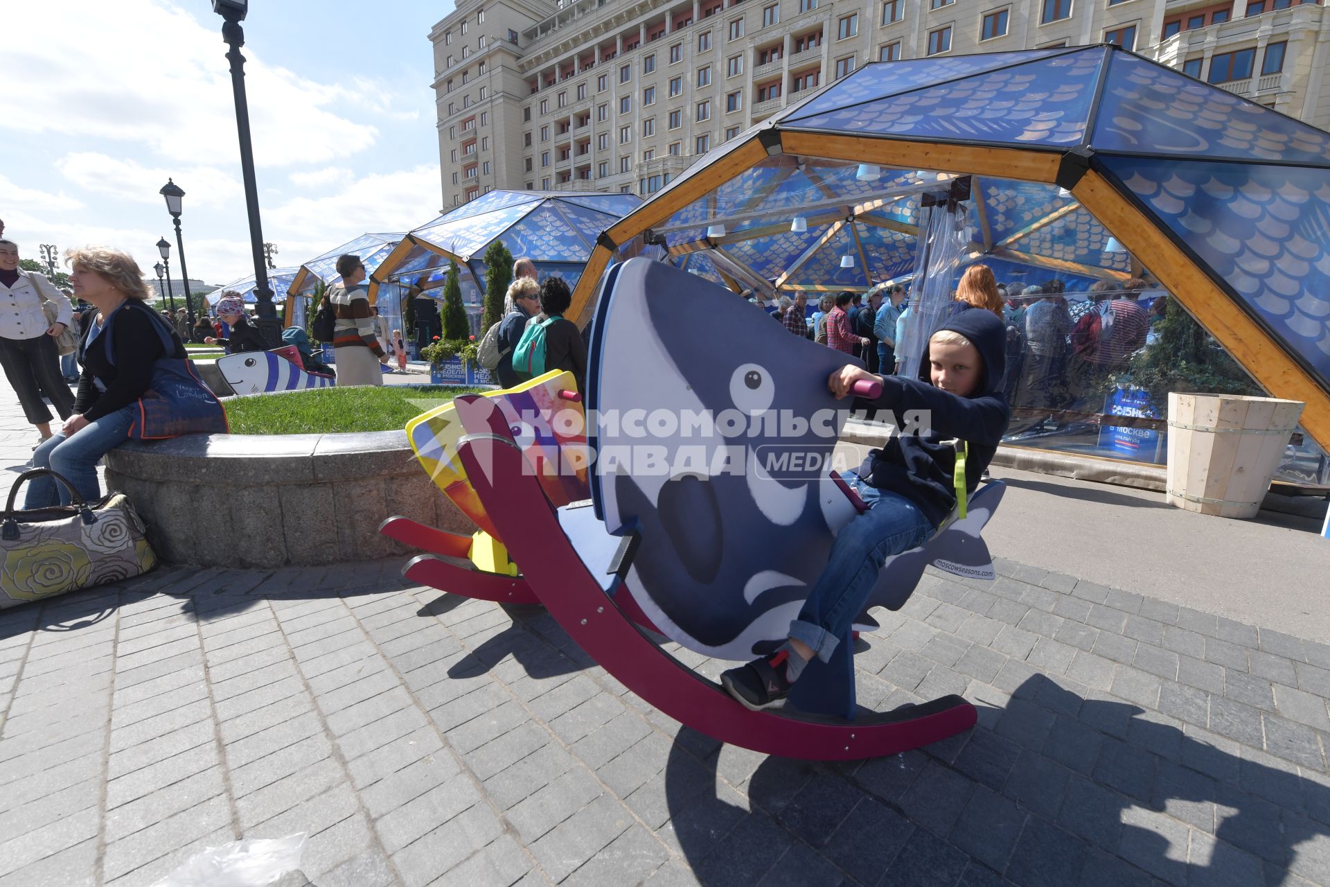 Москва.  Посетители  на площади Революции в рамках гастрономического фестиваля `Рыбная неделя`.