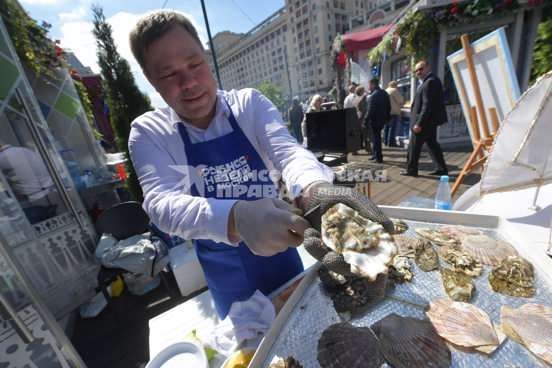 Москва.   Во время гастрономического фестиваля `Рыбная неделя` на площади Революции.