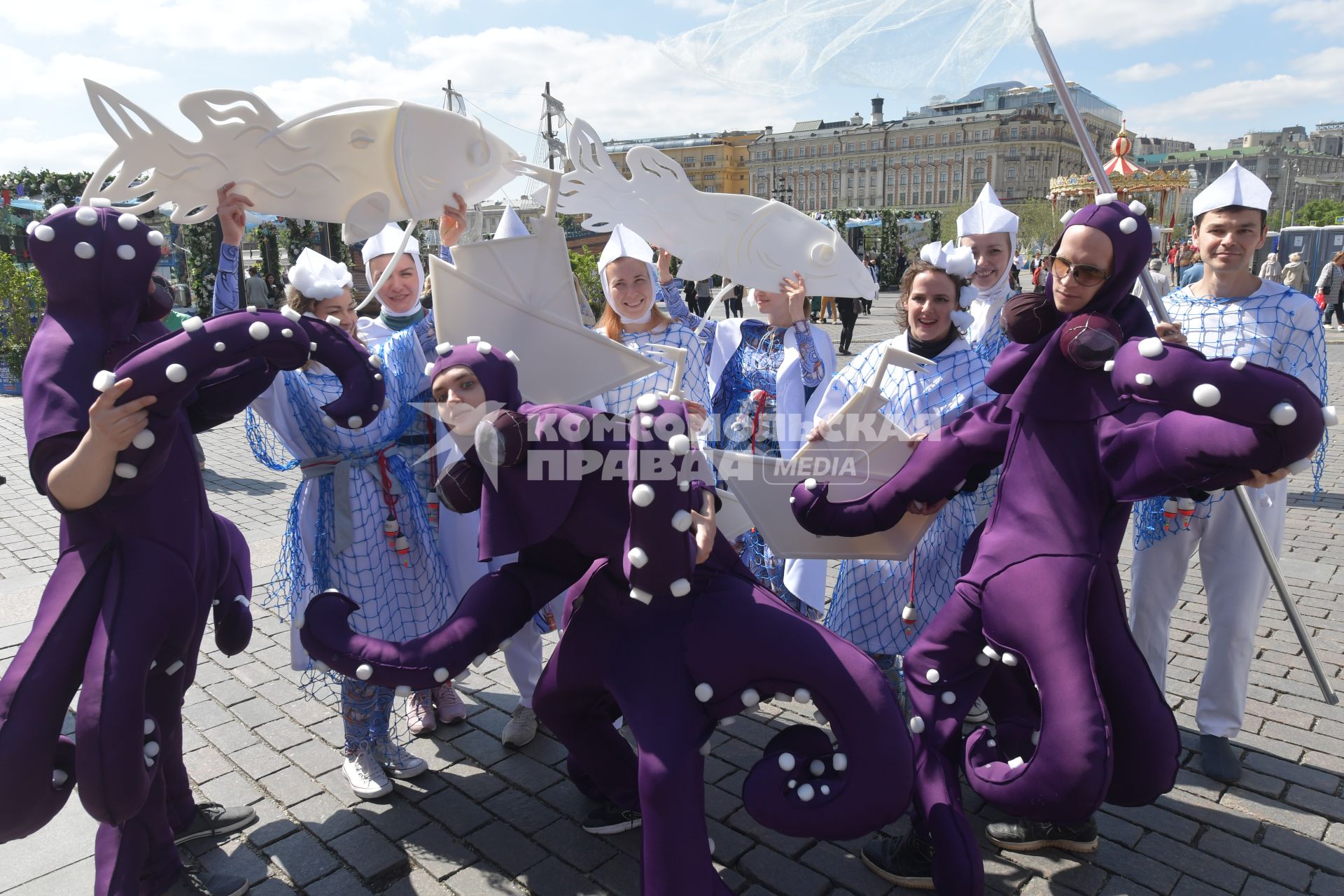 Москва.  Аниматоры на Манежной площади в рамках гастрономического фестиваля `Рыбная неделя`.