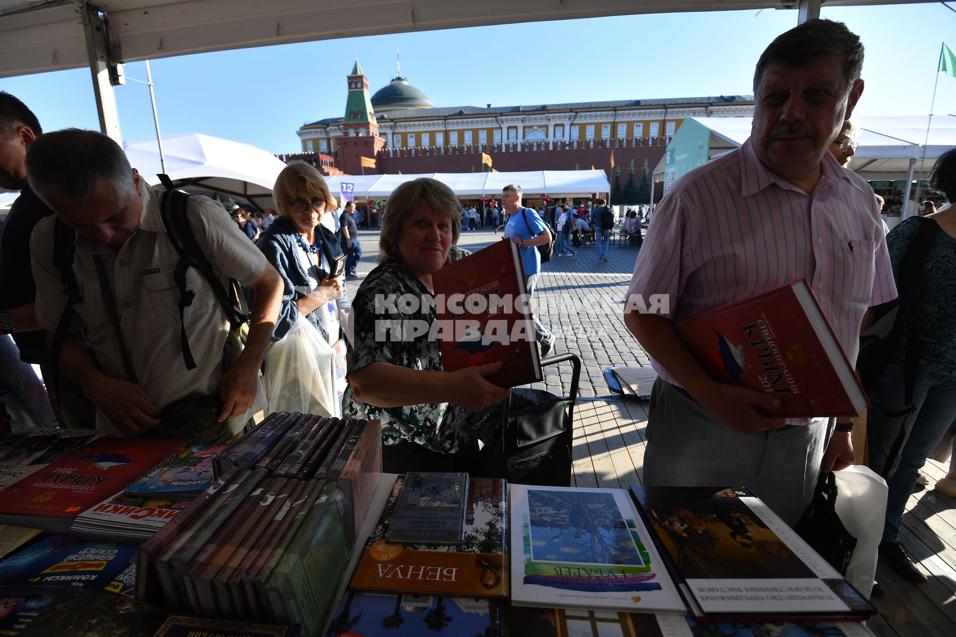 Москва.  Посетители во время  книжного фестиваля `Красная площадь`.