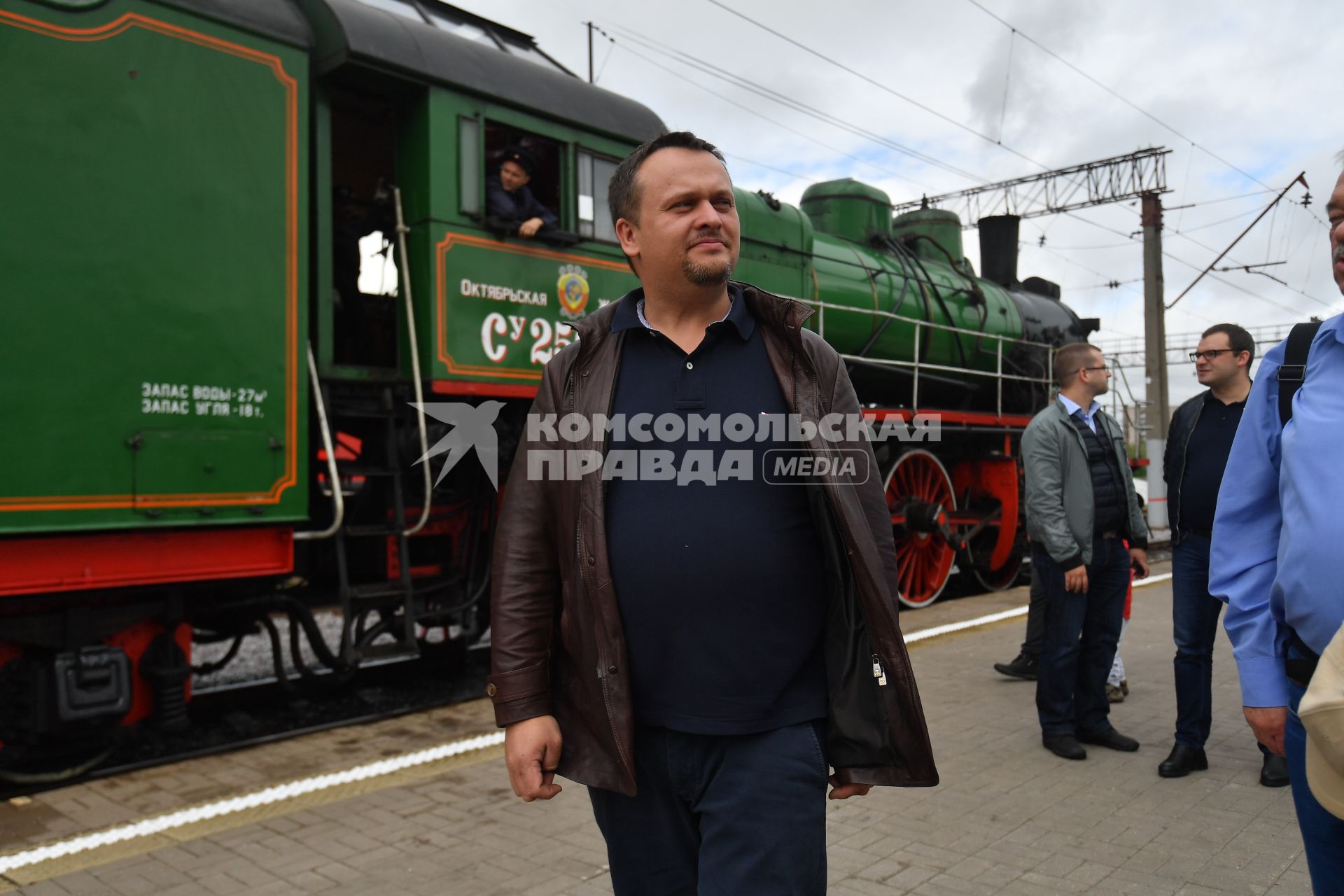 Великий Новгород.  Губернатор Новгородской области Андрей Никитин осматривает ретро поезд перед началом  VII международного военно-исторического фестиваля, посвященного боям апреля-мая 1942 года за коридор снабжения в районе прорыва 2 Ударной Армии.