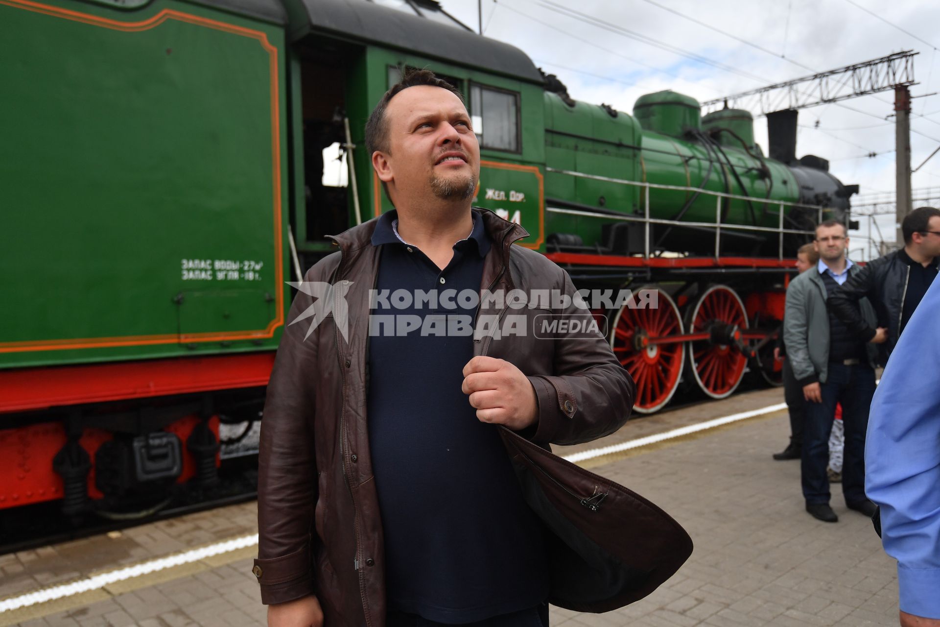 Великий Новгород.  Губернатор Новгородской области Андрей Никитин осматривает ретро поезд перед началом  VII международного военно-исторического фестиваля, посвященного боям апреля-мая 1942 года за коридор снабжения в районе прорыва 2 Ударной Армии.