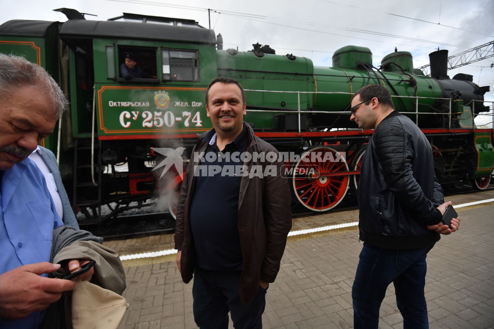 Великий Новгород.  Губернатор Новгородской области Андрей Никитин осматривает ретро поезд перед началом  VII международного военно-исторического фестиваля, посвященного боям апреля-мая 1942 года за коридор снабжения в районе прорыва 2 Ударной Армии.