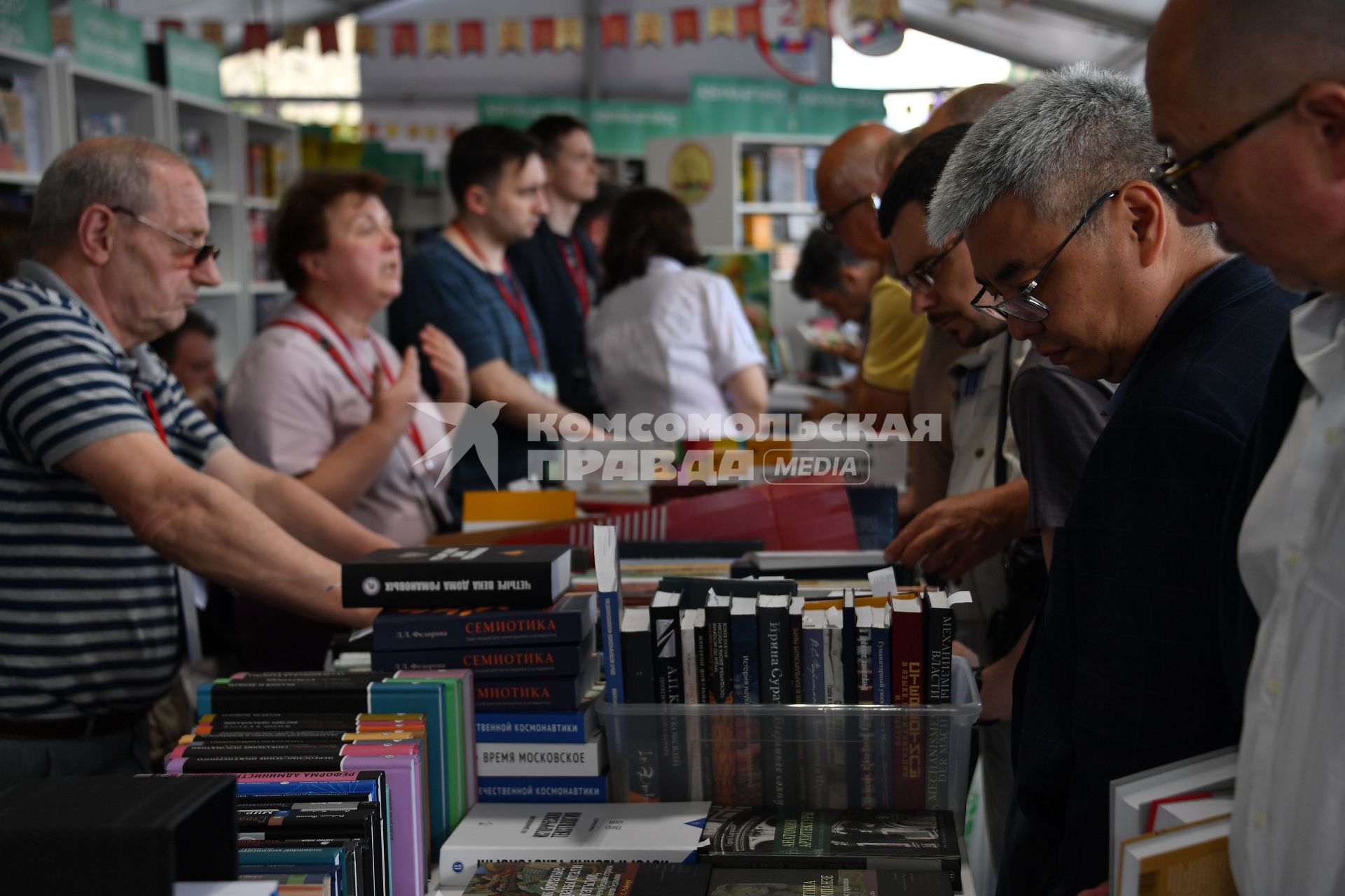 Москва.  Посетители во время книжного фестиваля `Красная площадь`.