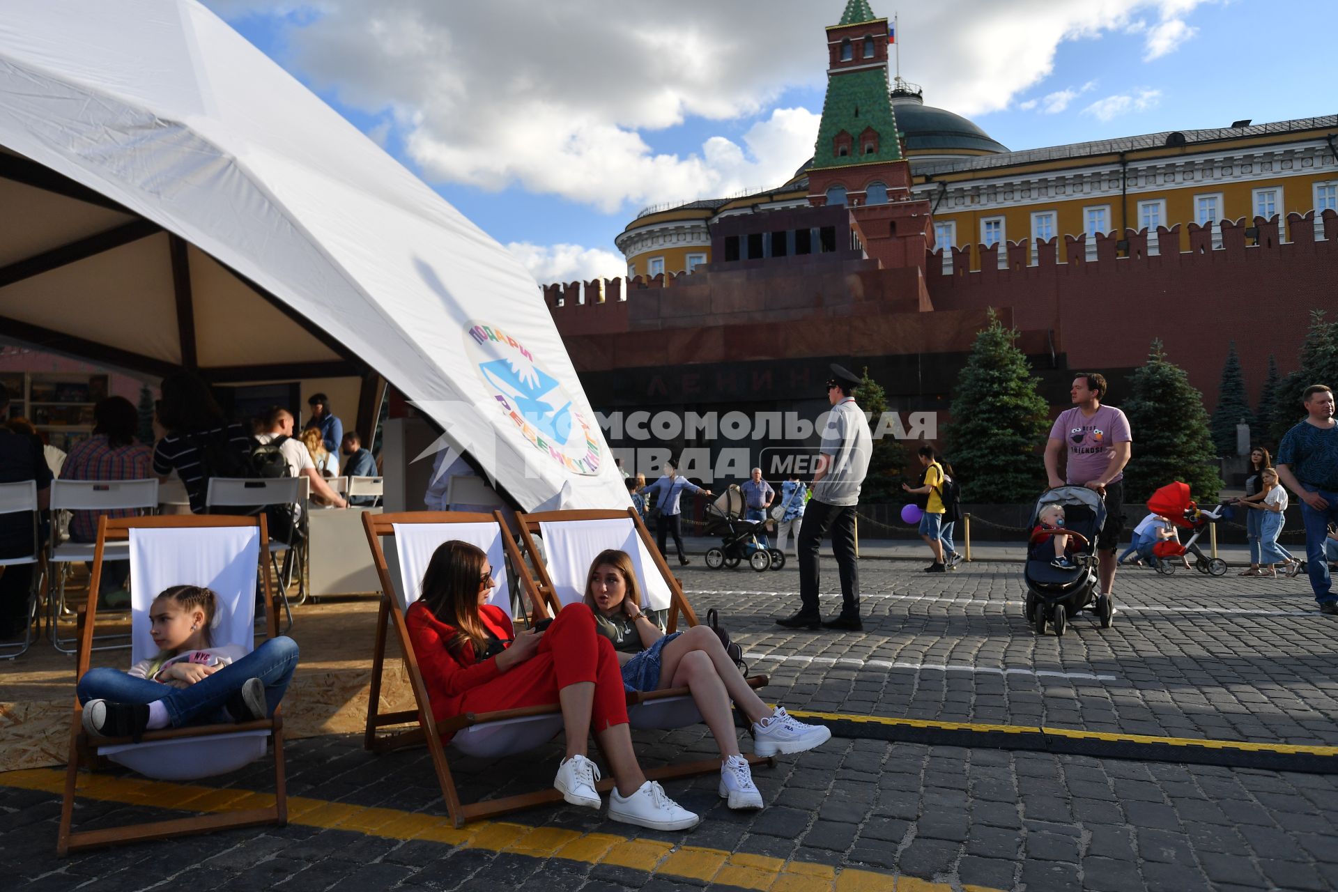 Москва.  Во время книжного фестиваля `Красная площадь`.