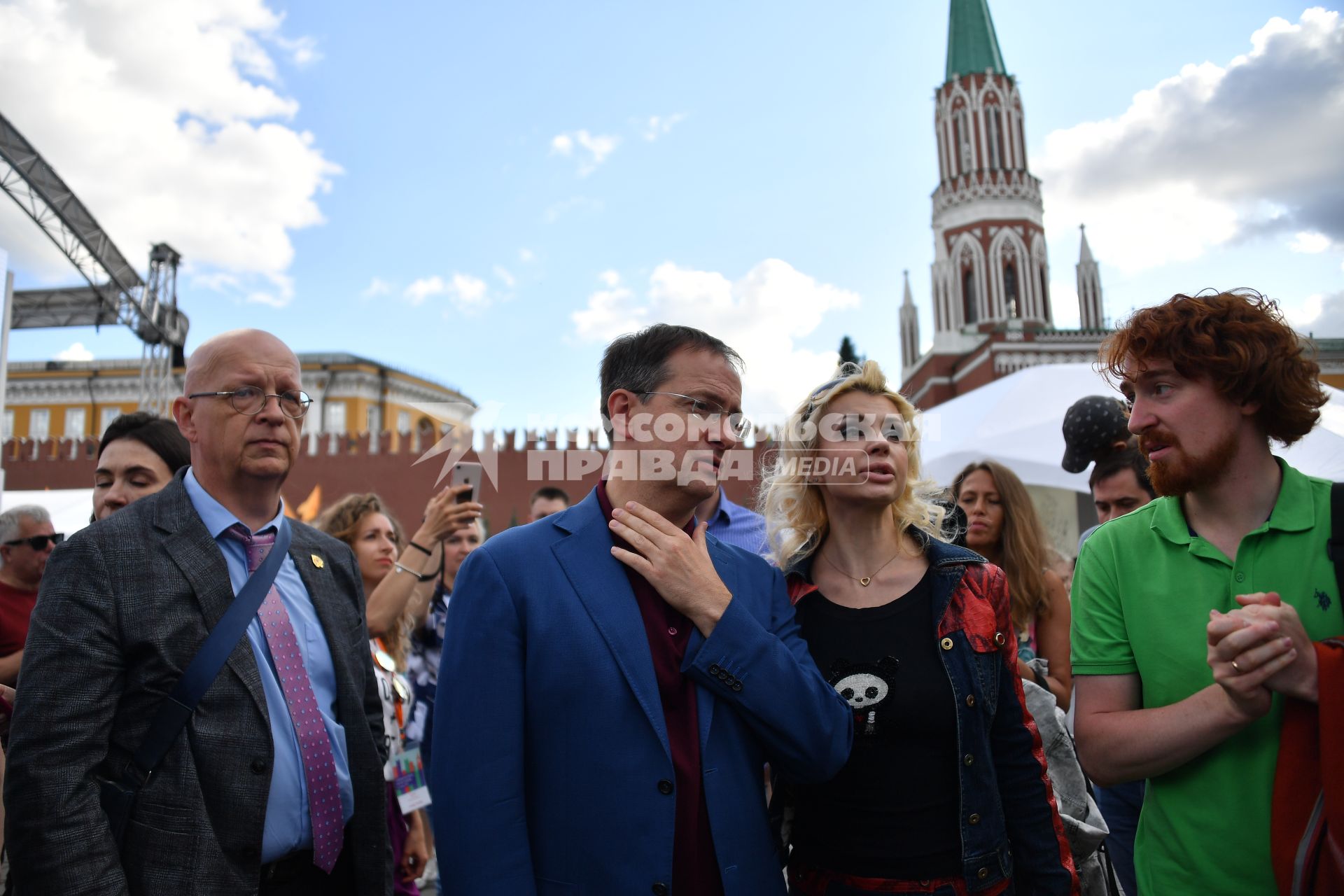 Москва.  Министр культуры РФ Владимир Мединский (в центре) на книжном фестивале `Красная площадь`.