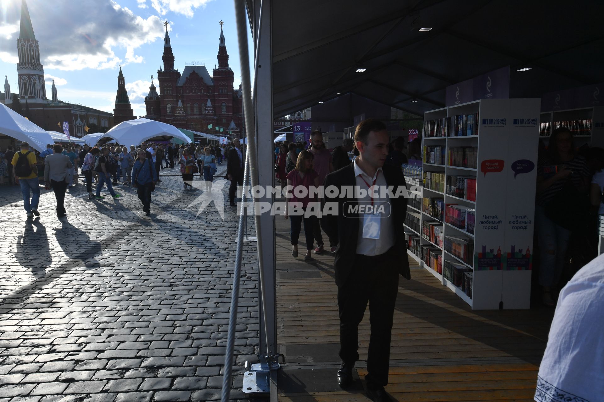 Москва.  Во время книжного фестиваля `Красная площадь`.