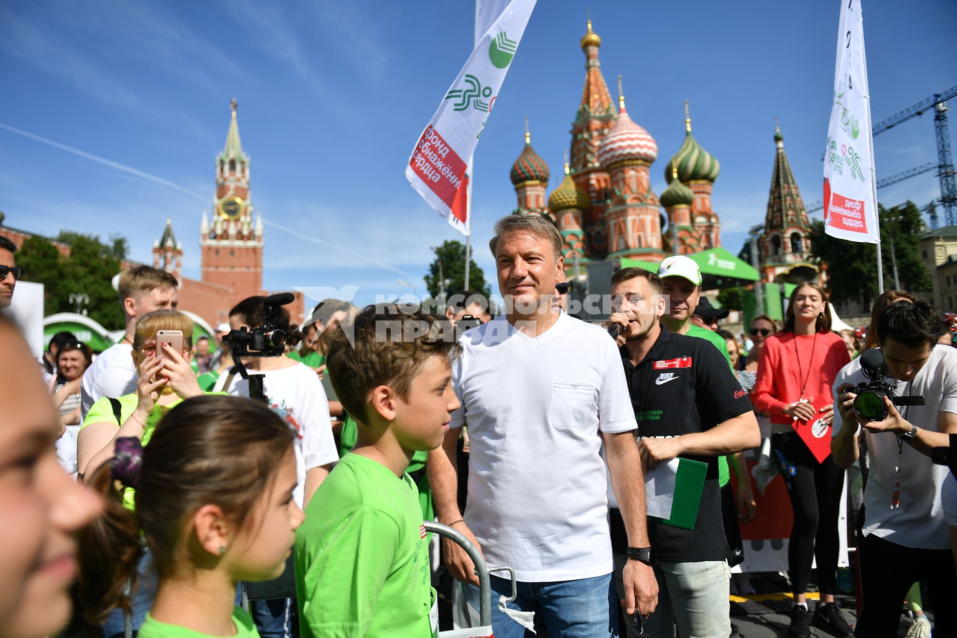 Москва.  Президент, председатель правления Сбербанка РФ Герман Греф  (в центре) во время благотворительного `зеленого` марафона `Бегущие сердца` на Васильевском спуске.