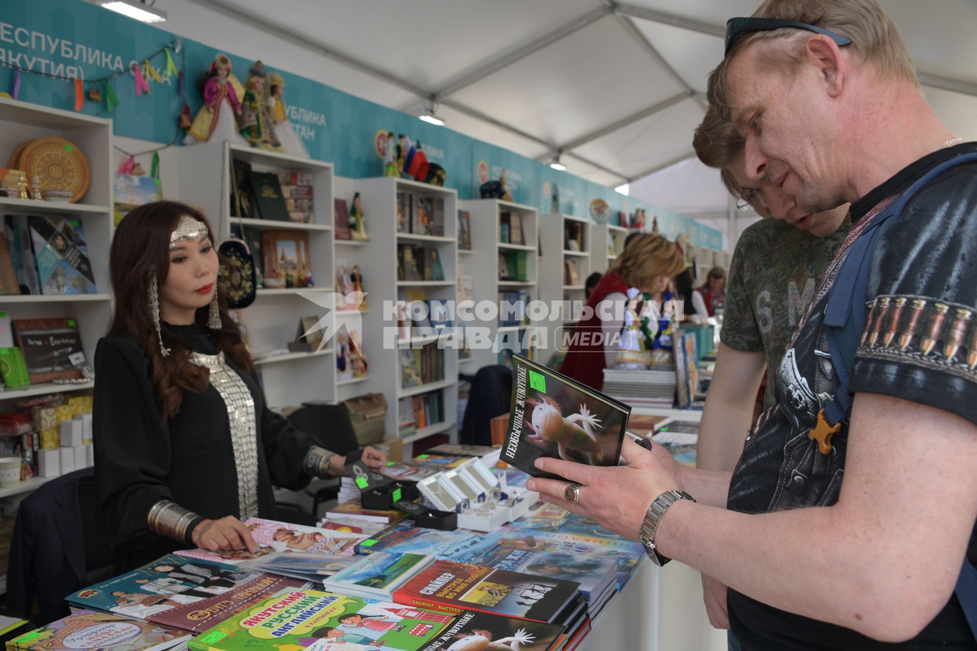 Москва. Посетители в павильоне Республики Якутия на книжном фестивале `Красная площадь`.