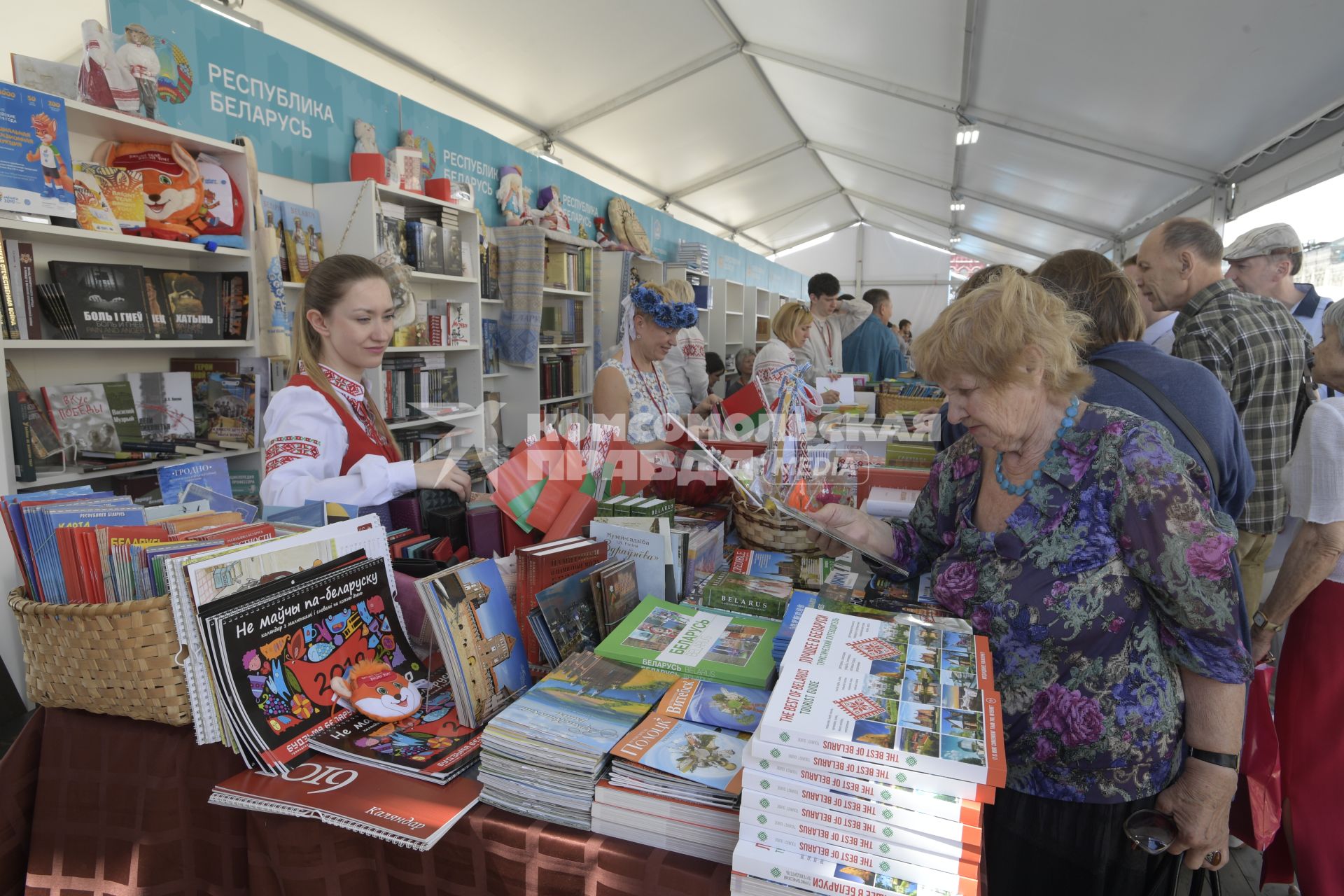 Москва. Посетители в павильоне Республики Беларусь  на книжном фестивале `Красная площадь`.