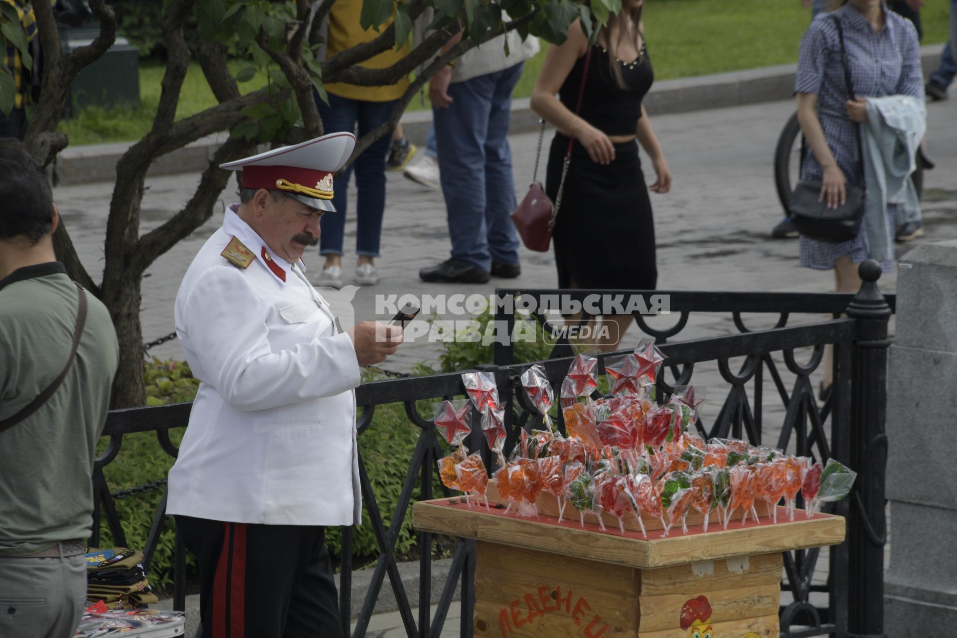 Москва. Двойник Сталина  в Александровском  саду.