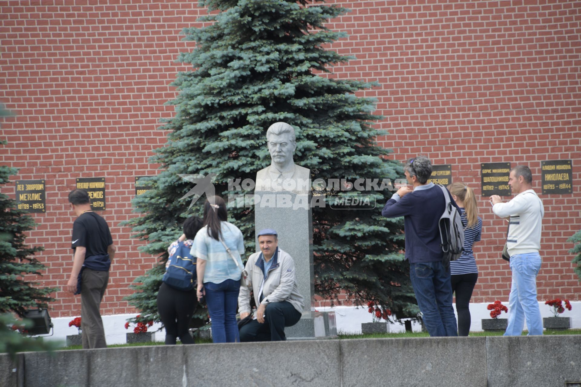 Москва. На могиле Иосифа Сталина у Кремлевской стены.