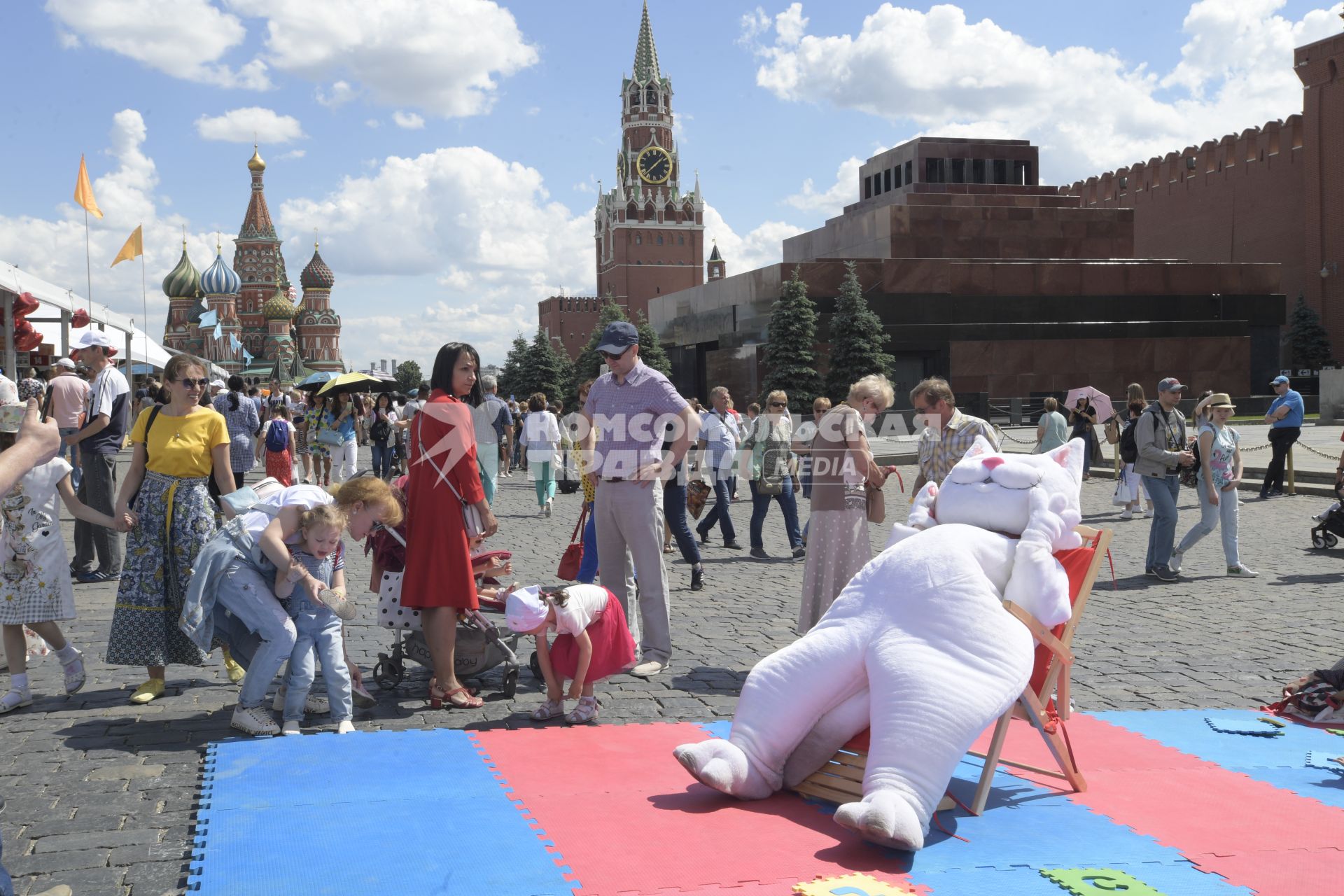 Москва. Посетители на книжном фестивале `Красная площадь`.