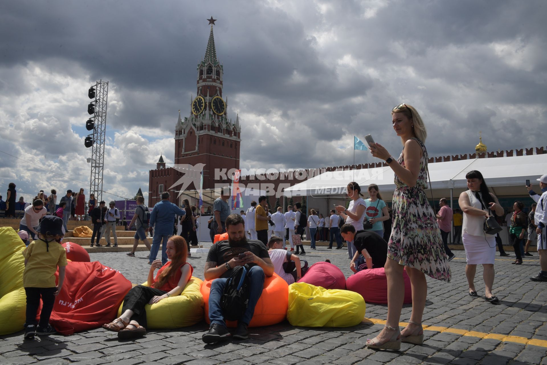 Москва. На книжном фестивале `Красная площадь`.