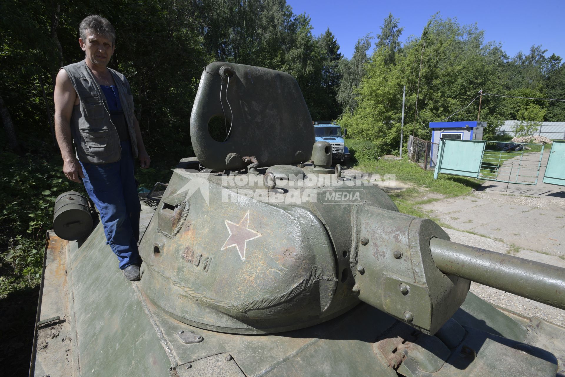 Москва. Инструктор  рядом с танком Т-34  на танковой базе Военно-патриотического центра имени И.Д.Черняховского.