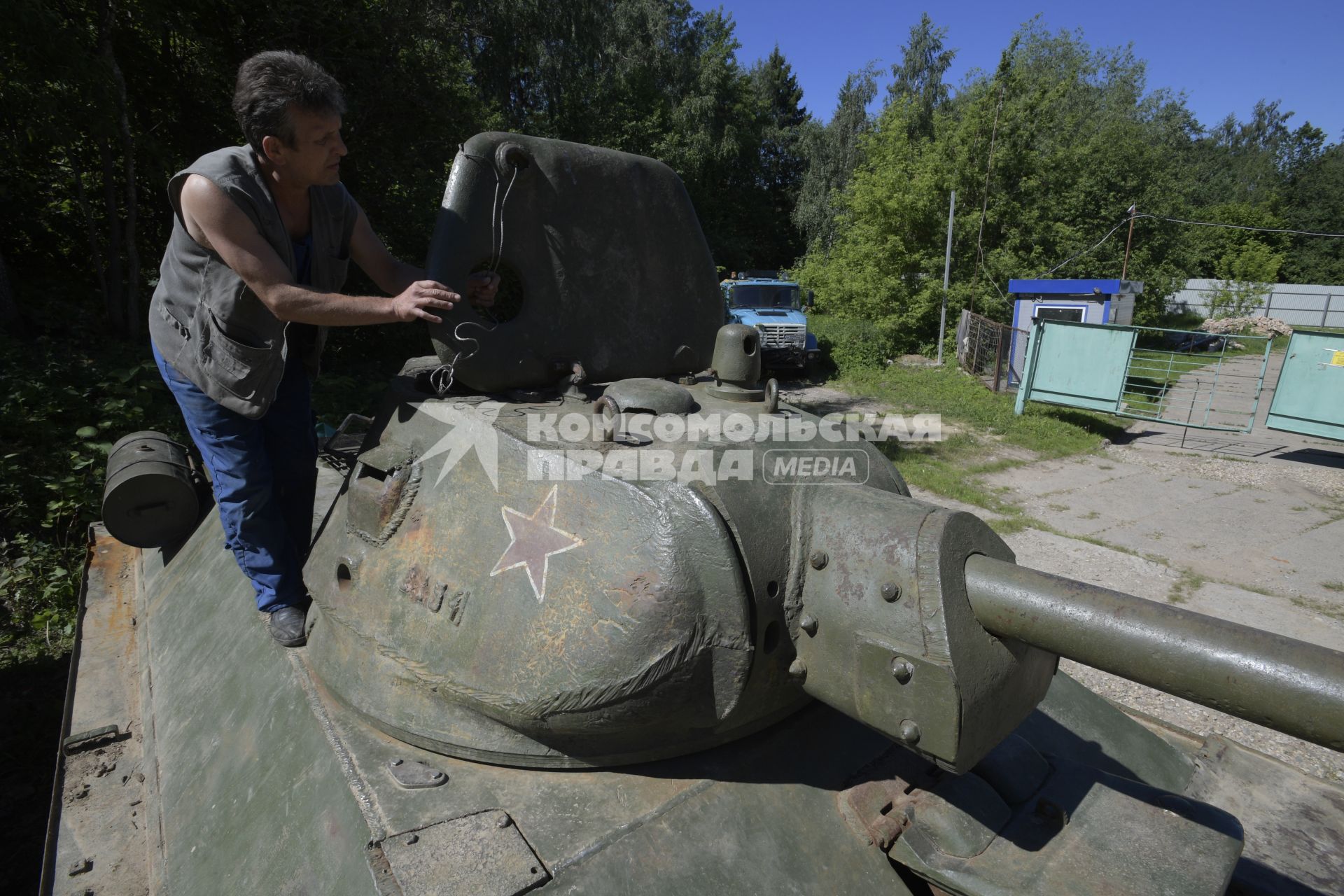 Москва. Инструктор  рядом с танком Т-34  на танковой базе Военно-патриотического центра имени И.Д.Черняховского.