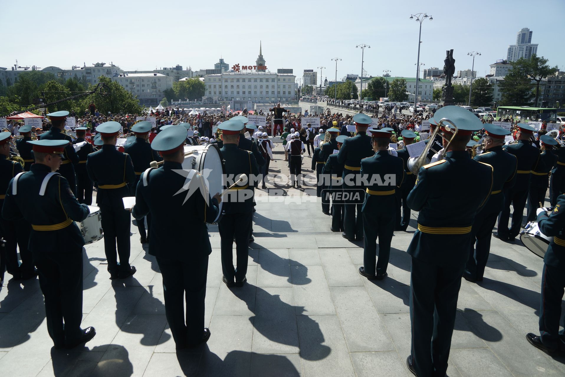 Екатеринбург. Парад 24 духовых оркестров, во время закрытия Уральского культурного форума.