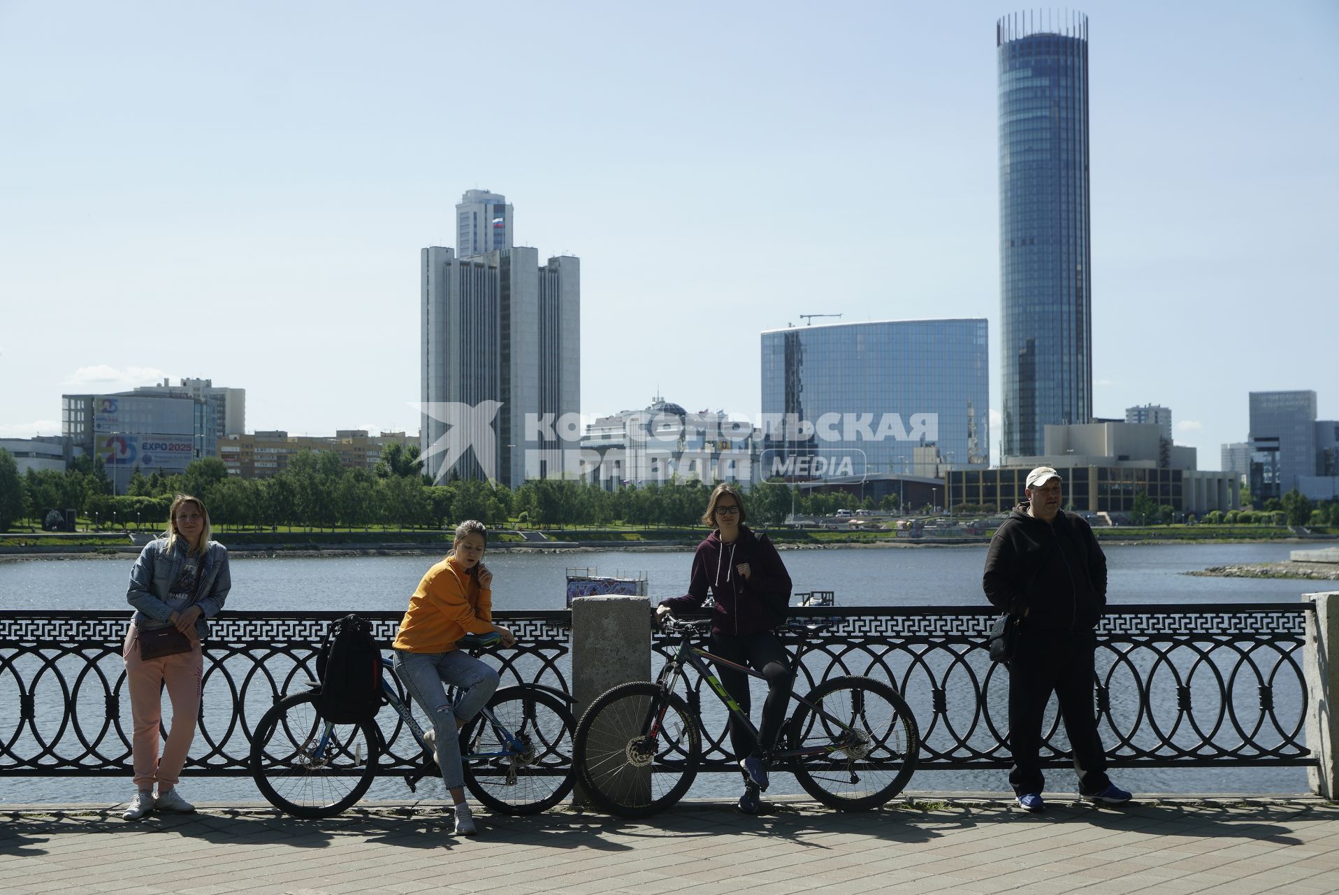 Екатеринбург. Горожане на набережной реки Исеть