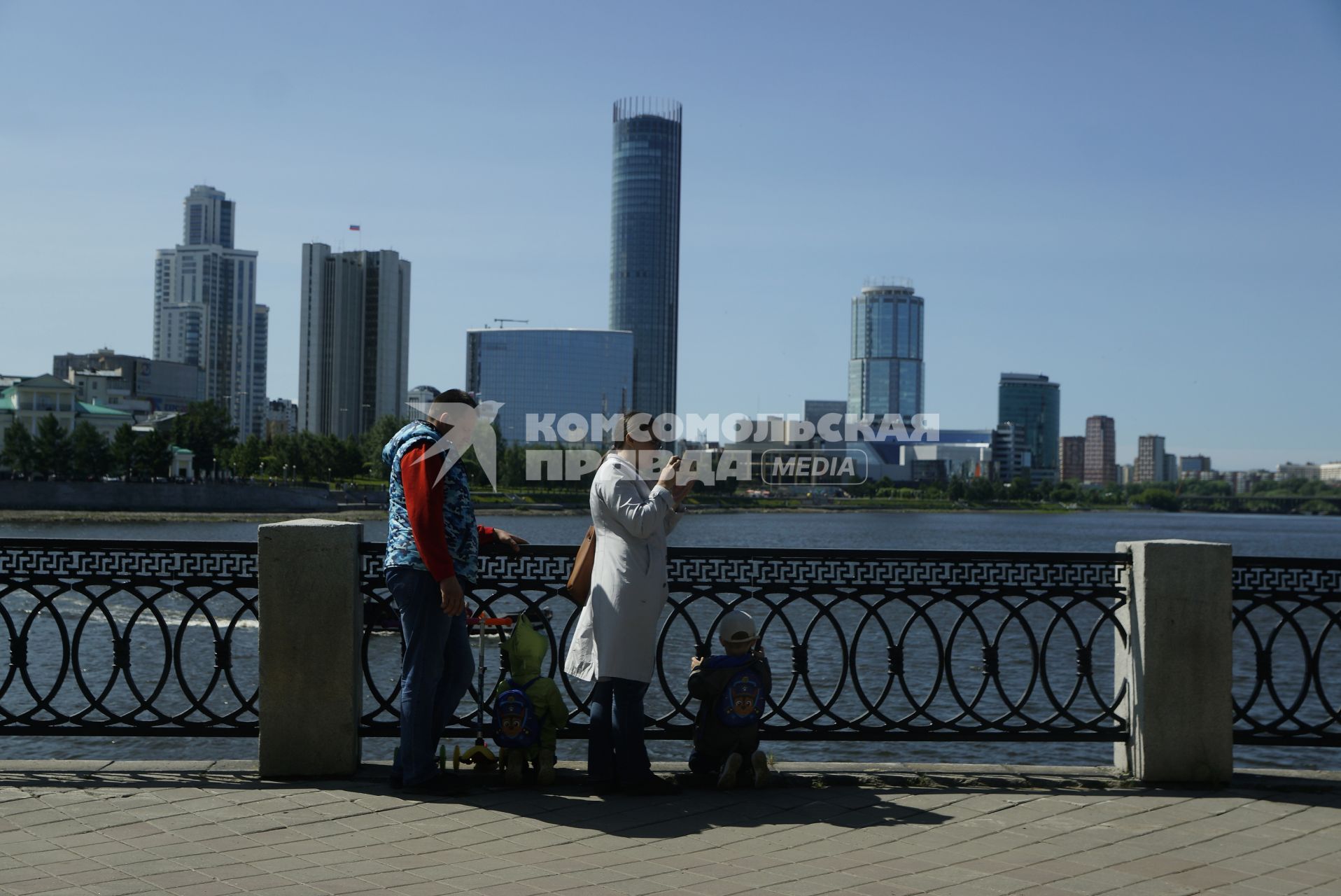 Екатеринбург. Горожане на набережной реки Исеть