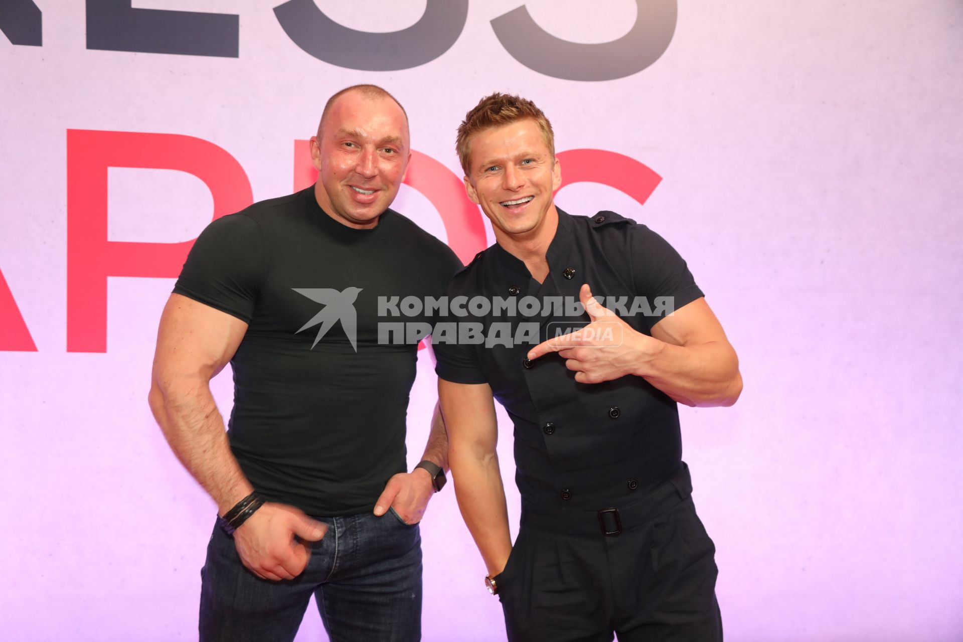 Диск334. Ресторан BACKSTAGE. Церемония вручения премии CROCUS FITNESS AWARDS. 2019. На снимке: актер Роман Курцын (справа)