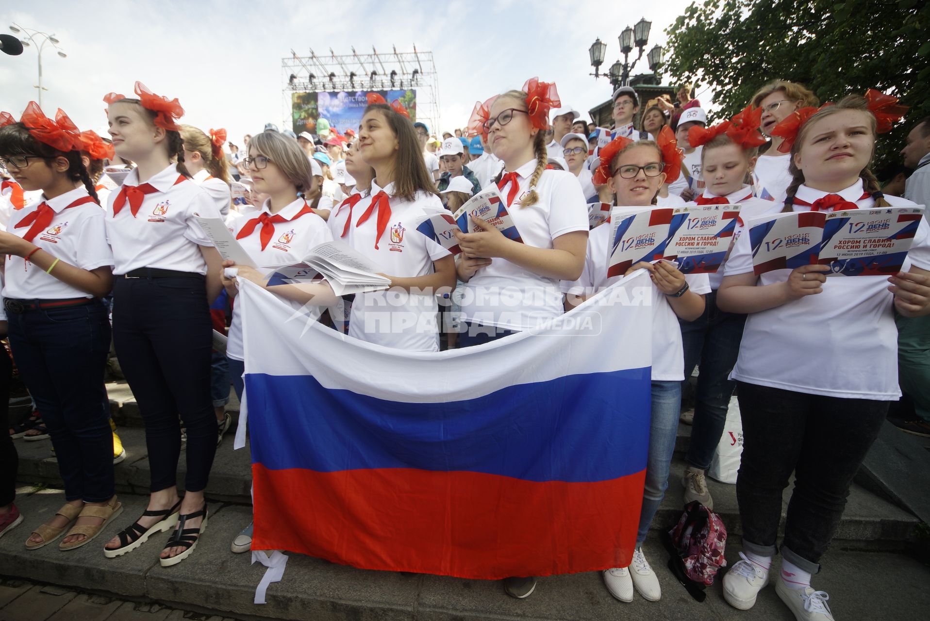 Екатеринбург. Празднованрие Дня России. Выступление сводного тысячеголосого хора \'Хором славим Россию и город\'