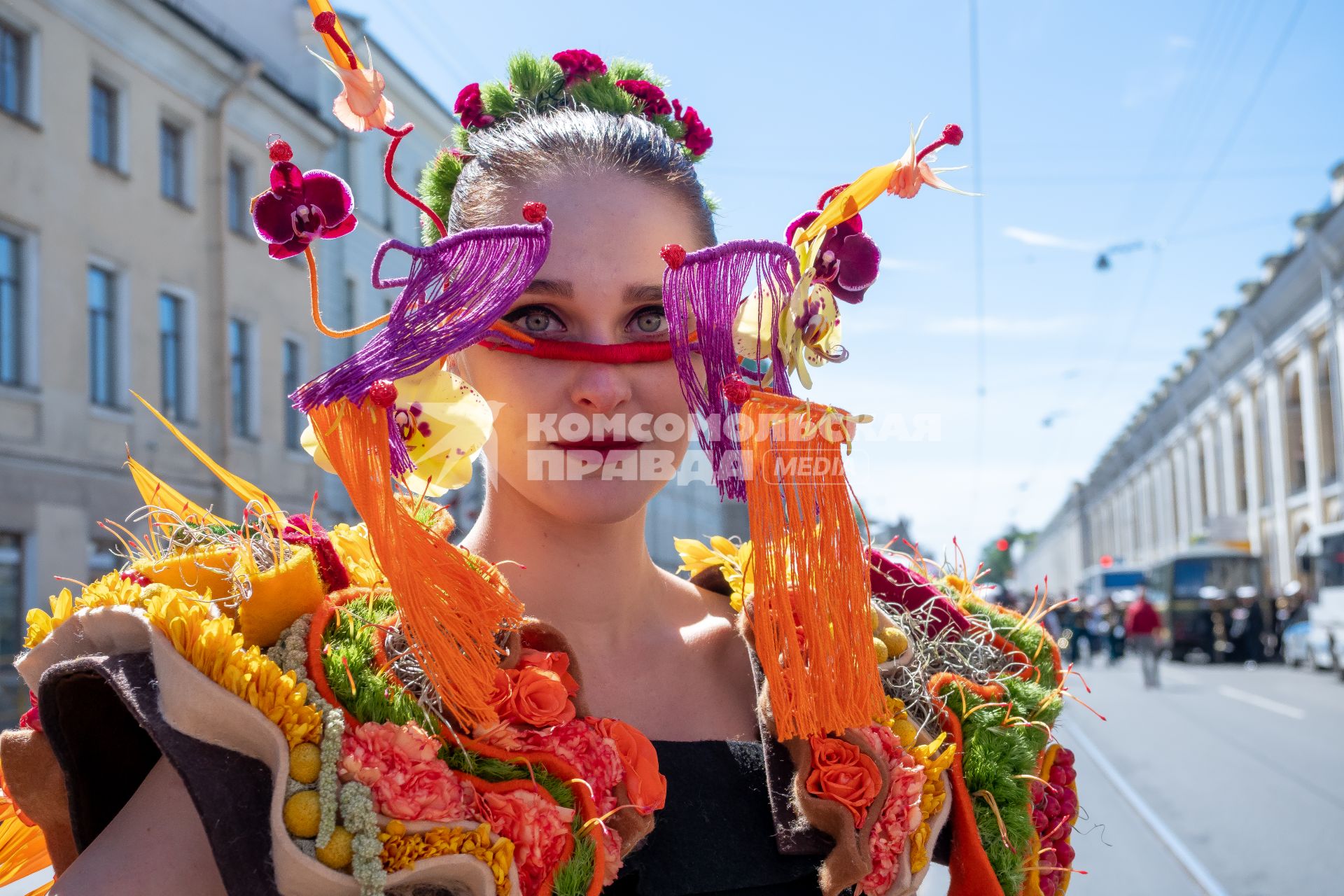 Санкт-Петербург.  Участница ежегодного фестиваля цветов во время шествия по Невскому проспекту в День России.
