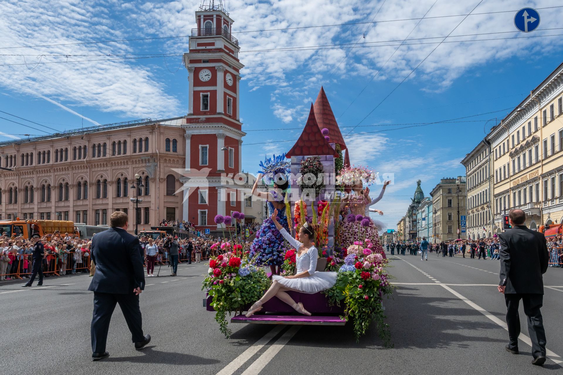 Санкт-Петербург.  Ежегодный фестиваль цветов во время шествия по Невскому проспекту в День России.