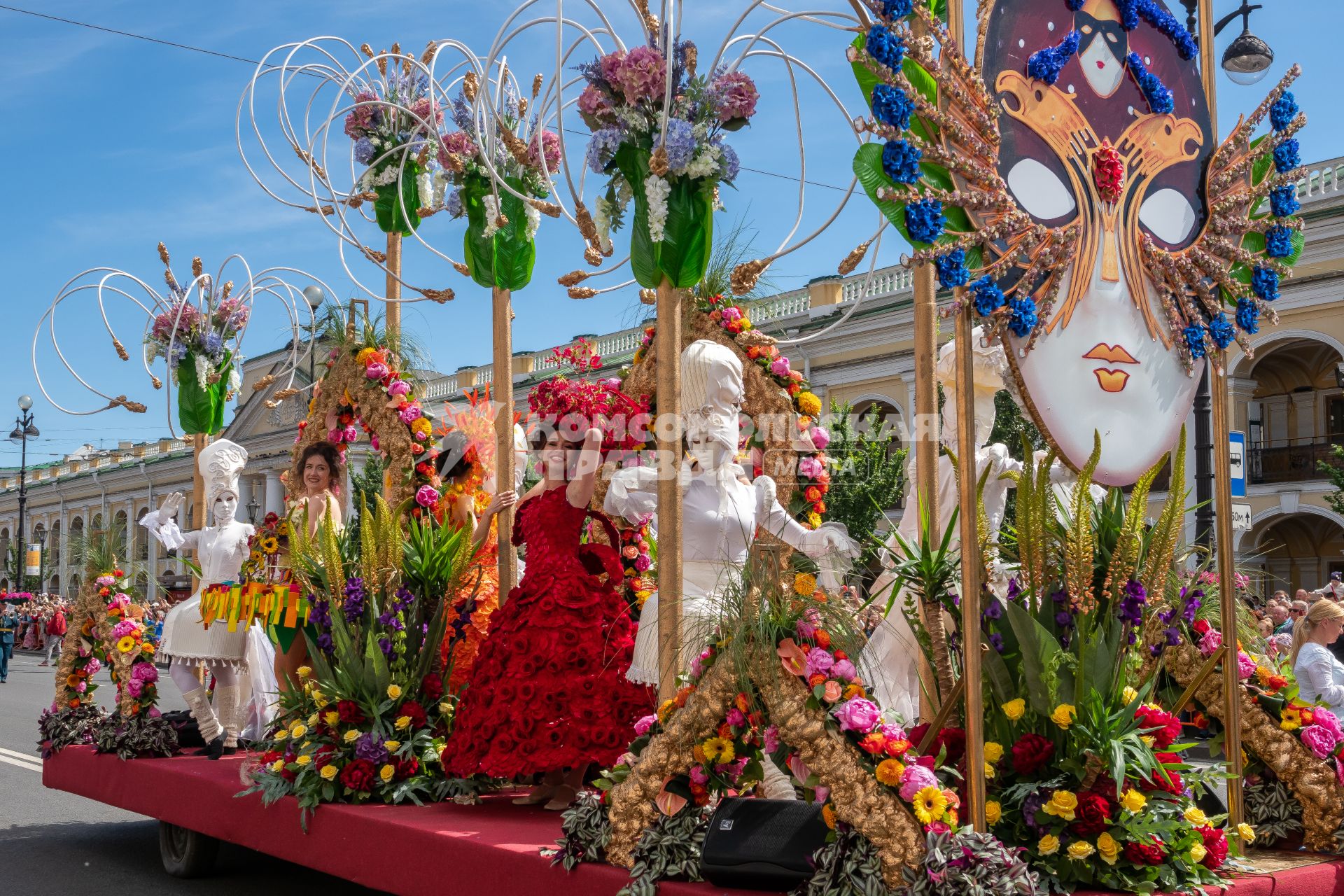 Санкт-Петербург.  Участники ежегодного фестиваля цветов во время шествия по Невскому проспекту в День России.