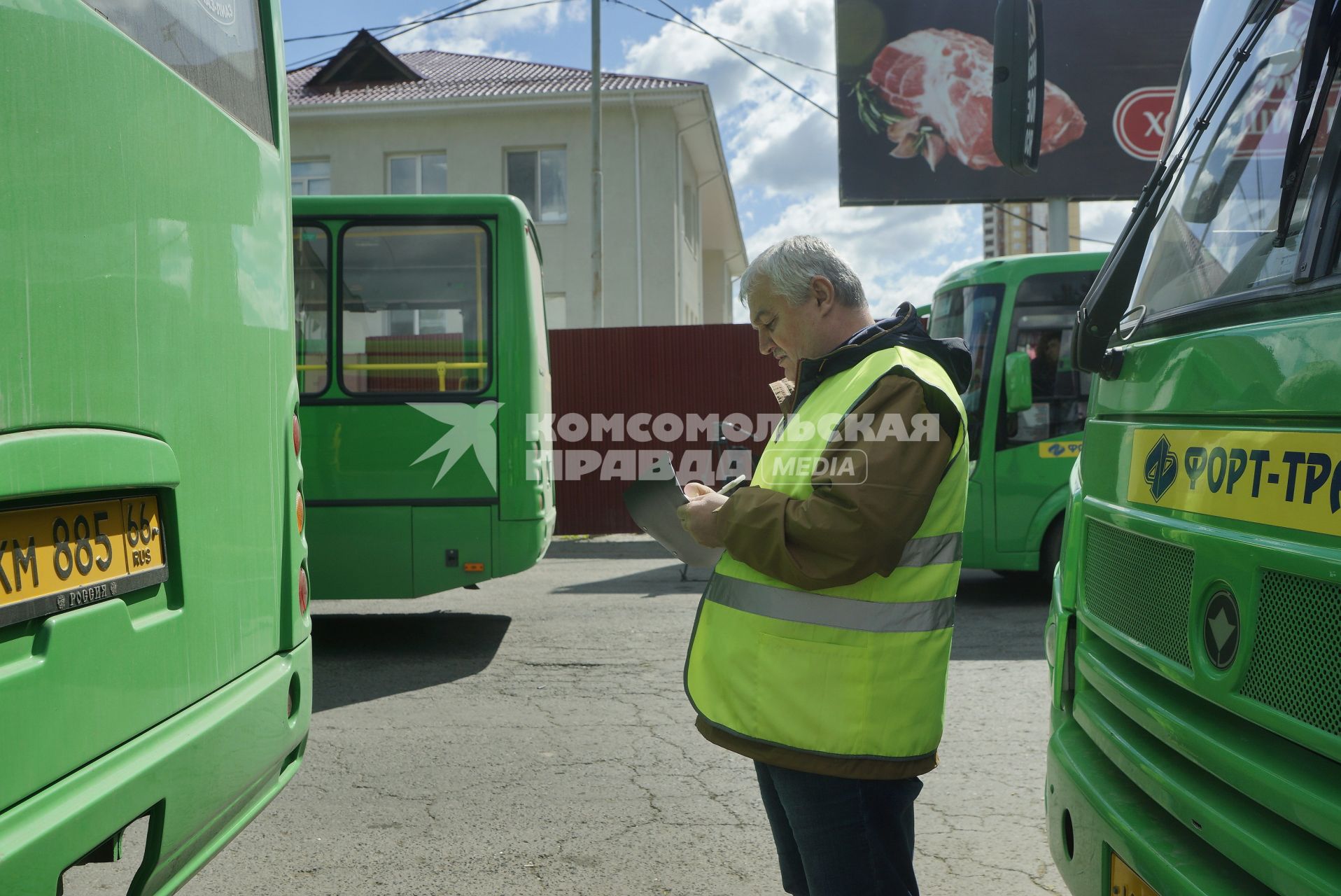 Екатеринбург. Сотрудники муниципальной транспортной инспекции проверяют состояние маршрутного автобуса на конечной остановке