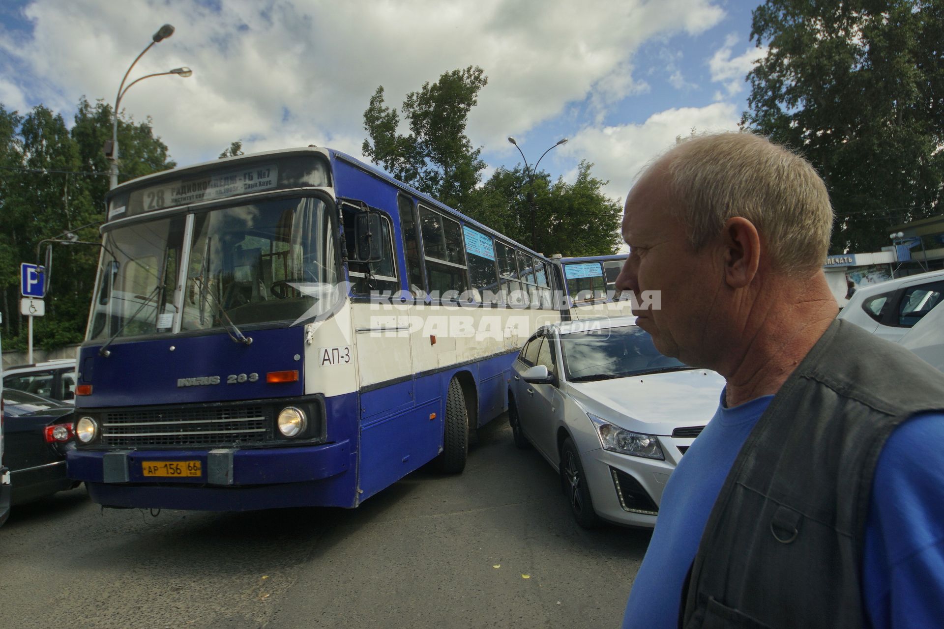 Екатеринбург. Водитель автобуса ждет хозяина  автомобиля мешающего выезду с остановки