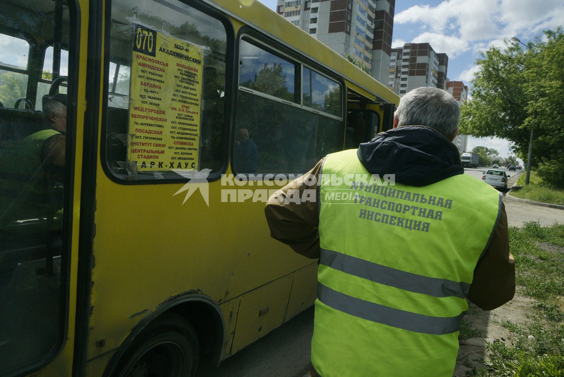 Екатеринбург. Сотрудники муниципальной транспортной инспекции проверяют состояние маршрутного автобуса на конечной остановке