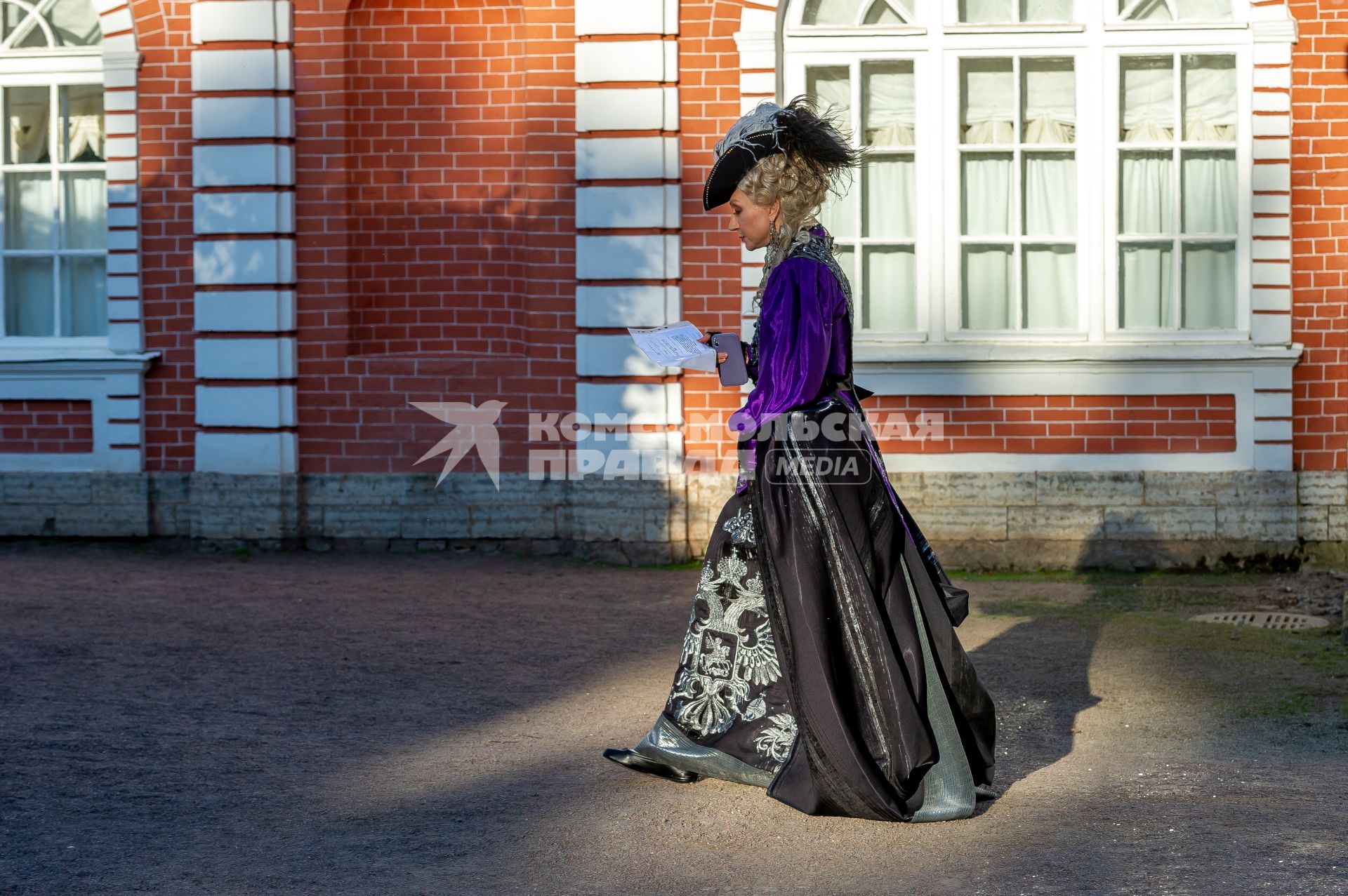 Санкт-Петербург.  Актриса и певица Кристина Орбакайте в роли Екатерины Второй во время съемок фильма `Гардемарины-4` в Государственном музее-заповеднике `Петергоф`.