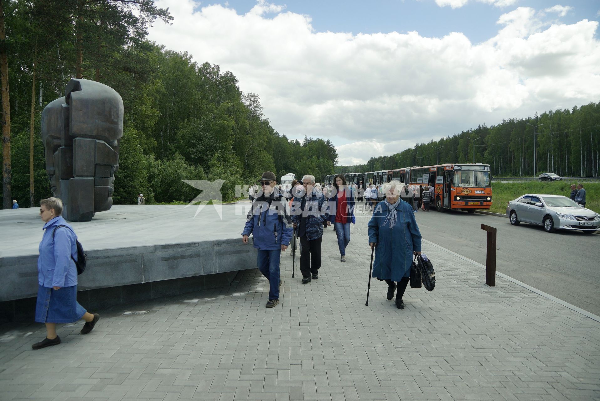 Екатеринбург. Троицкая суббота. Гражданская панихида в память о всех невинно убиенных в 1930-1950-е годы уральцев , на Мемориальном комплексе жертв политических репрессий.