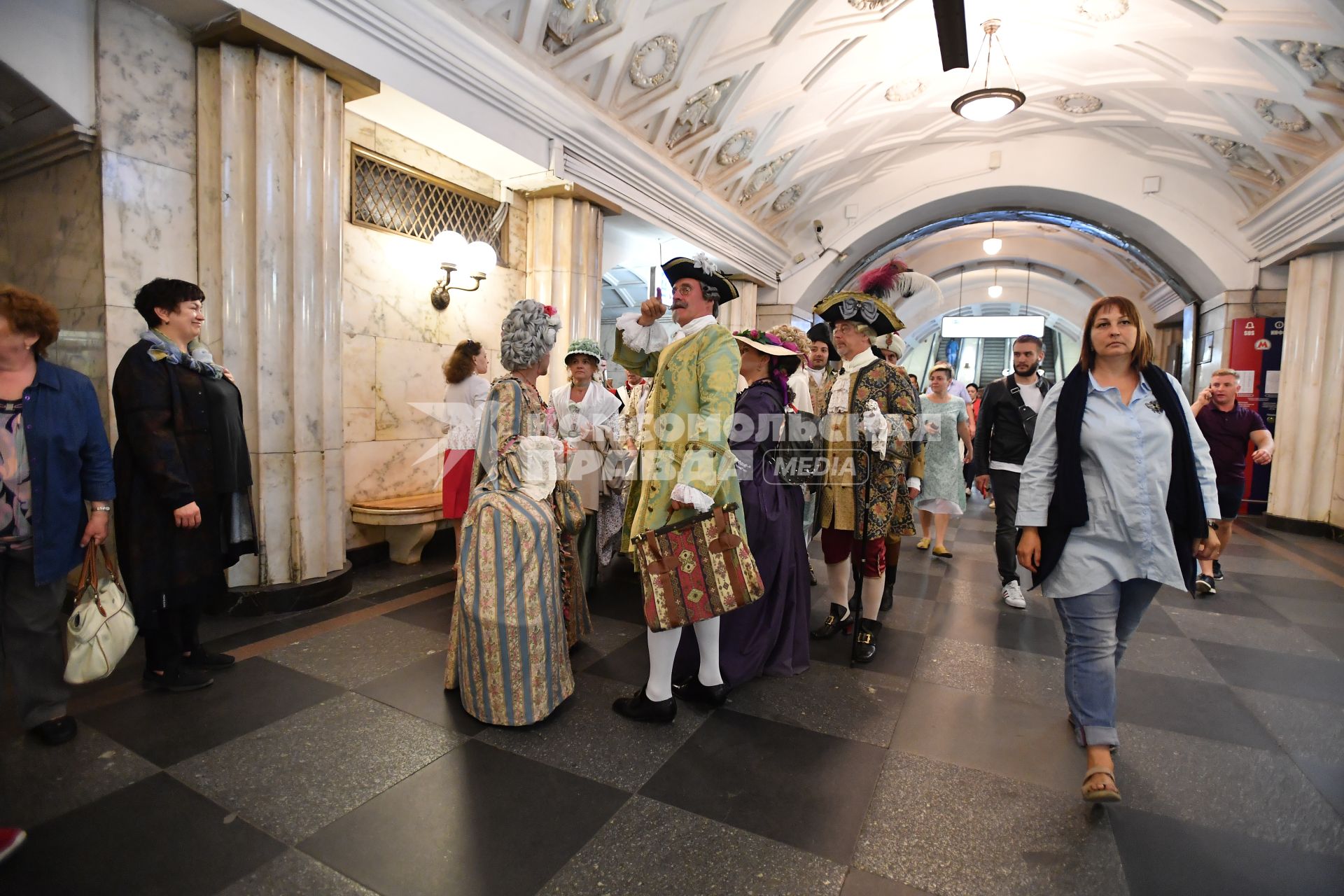 Москва. Участники фестиваля `Времена и эпохи`на одной из станций московского метрополитена.