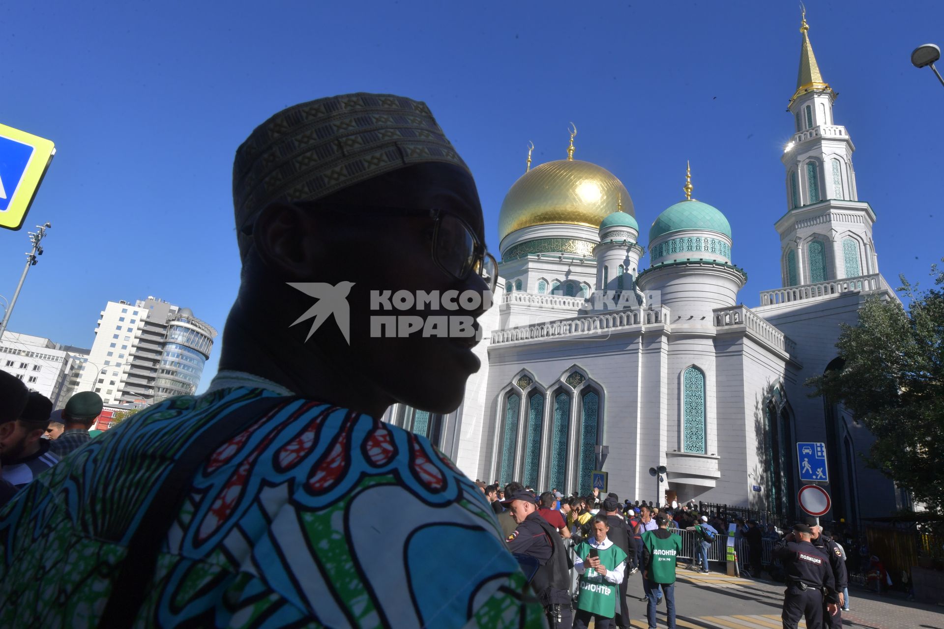 Москва.  Мусульмане перед намазом по случаю праздника Ураза-байрам у Соборной мечети.