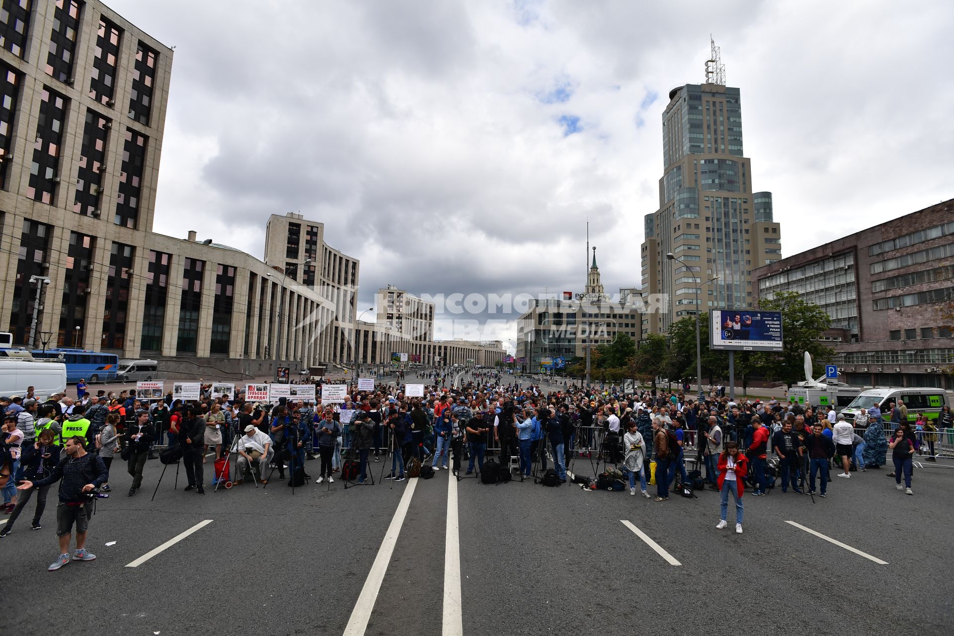 Москва.   Участники митинга `За закон и справедливость` на проспекте Сахарова.