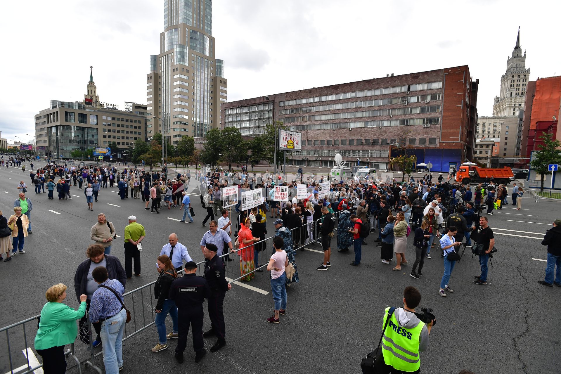 Москва.   Участники митинга `За закон и справедливость` на проспекте Сахарова.