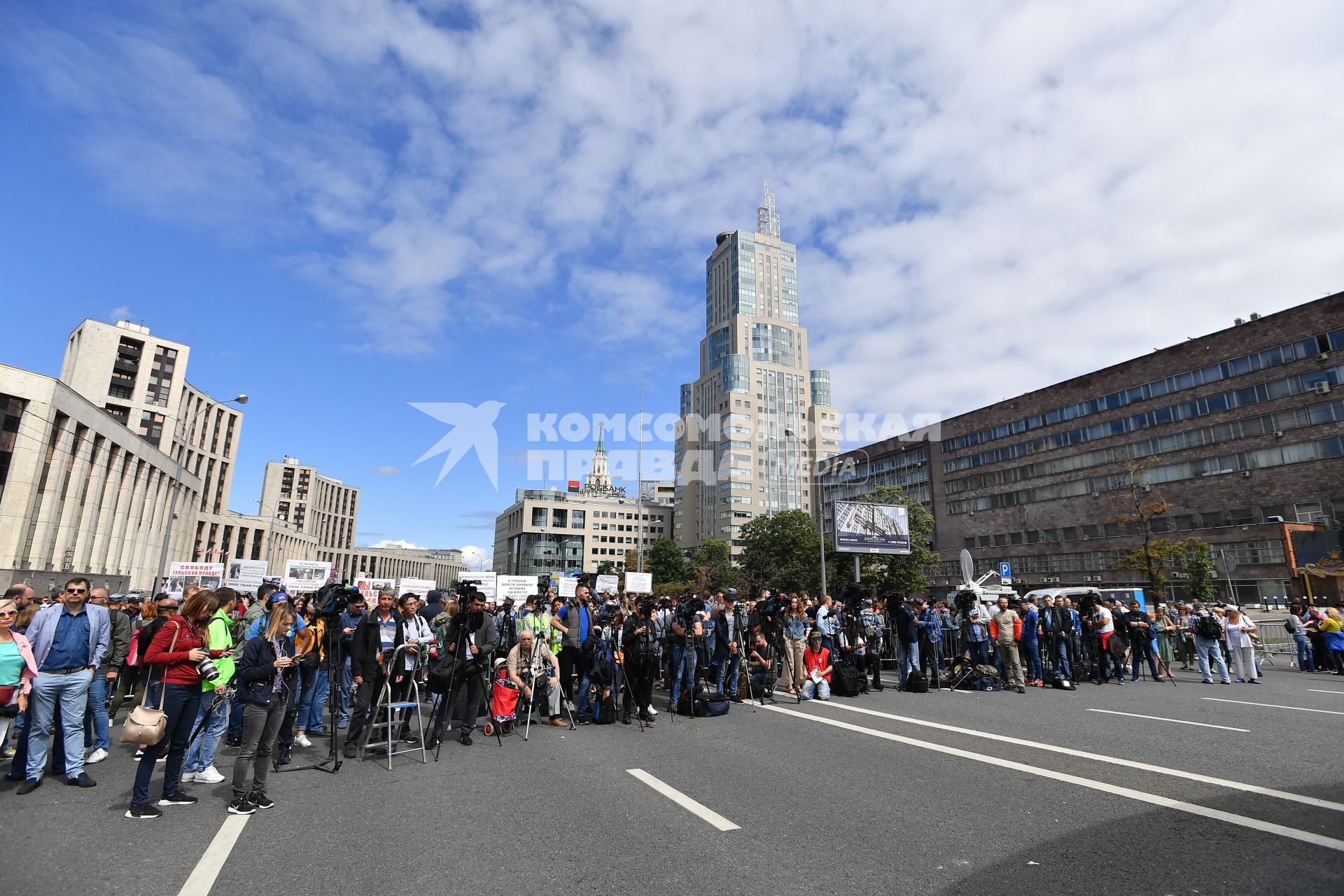 Москва.   Участники митинга `За закон и справедливость` на проспекте Сахарова.