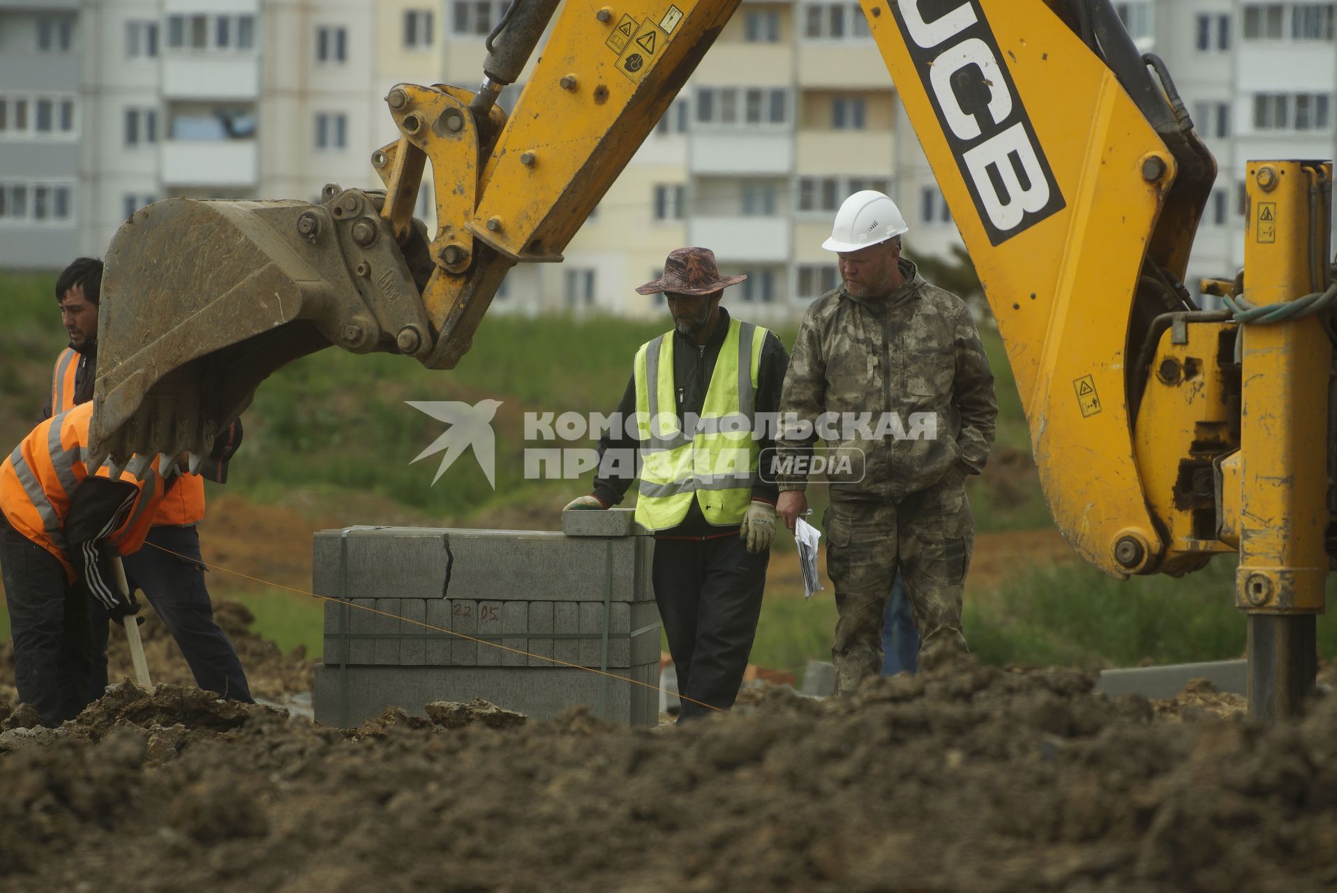 Свердловская область. Нижний Тагил. Рабочие реконструируют школу к празднованию 300-летия