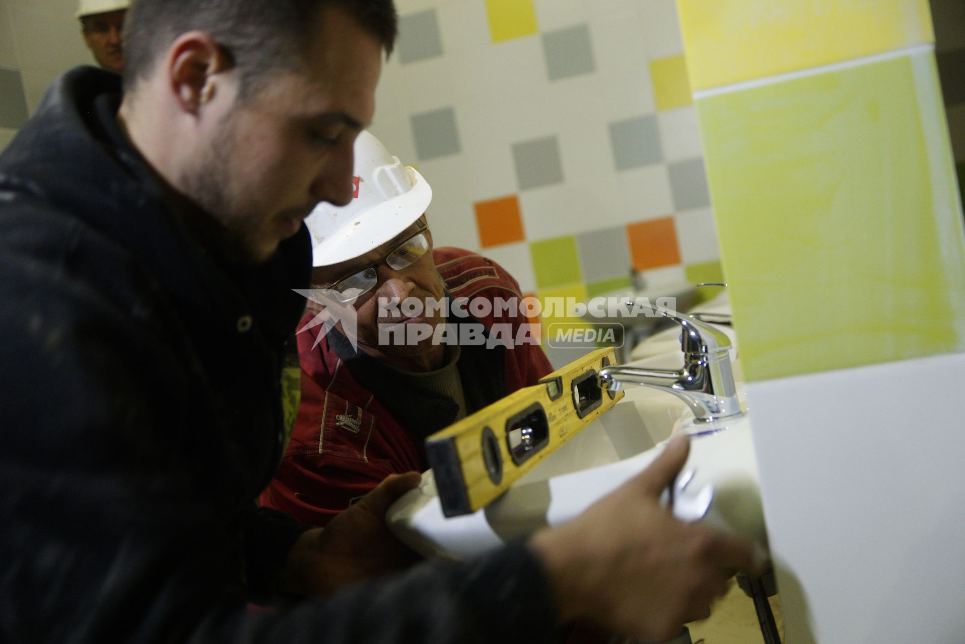 Свердловская область. Нижний Тагил. Рабочие реконструируют школу к празднованию 300-летия