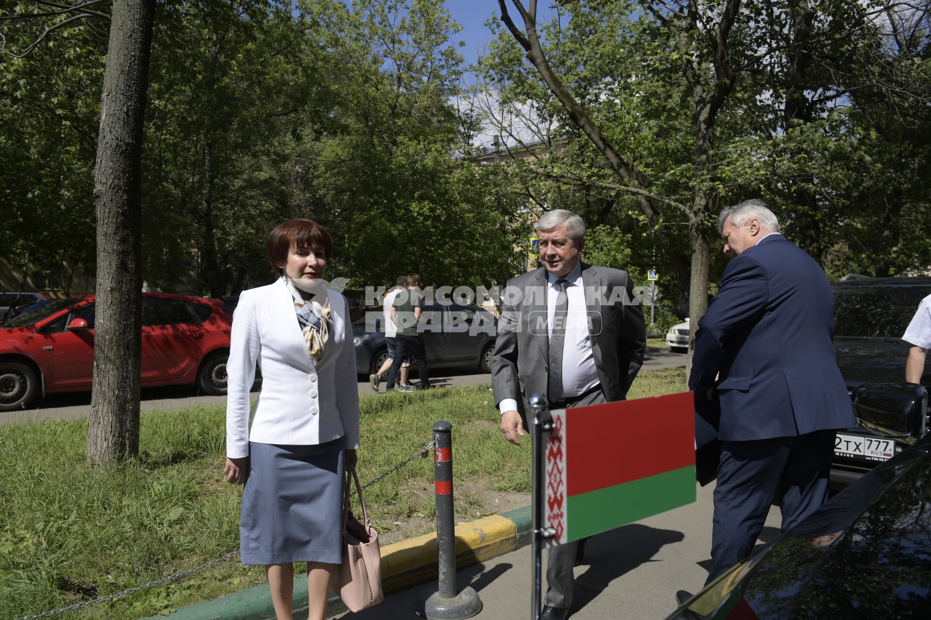 Москва.   Посол Белоруссии в России Владимир Семашко (в центре) у редакции ИД `Комсомольская правда`.