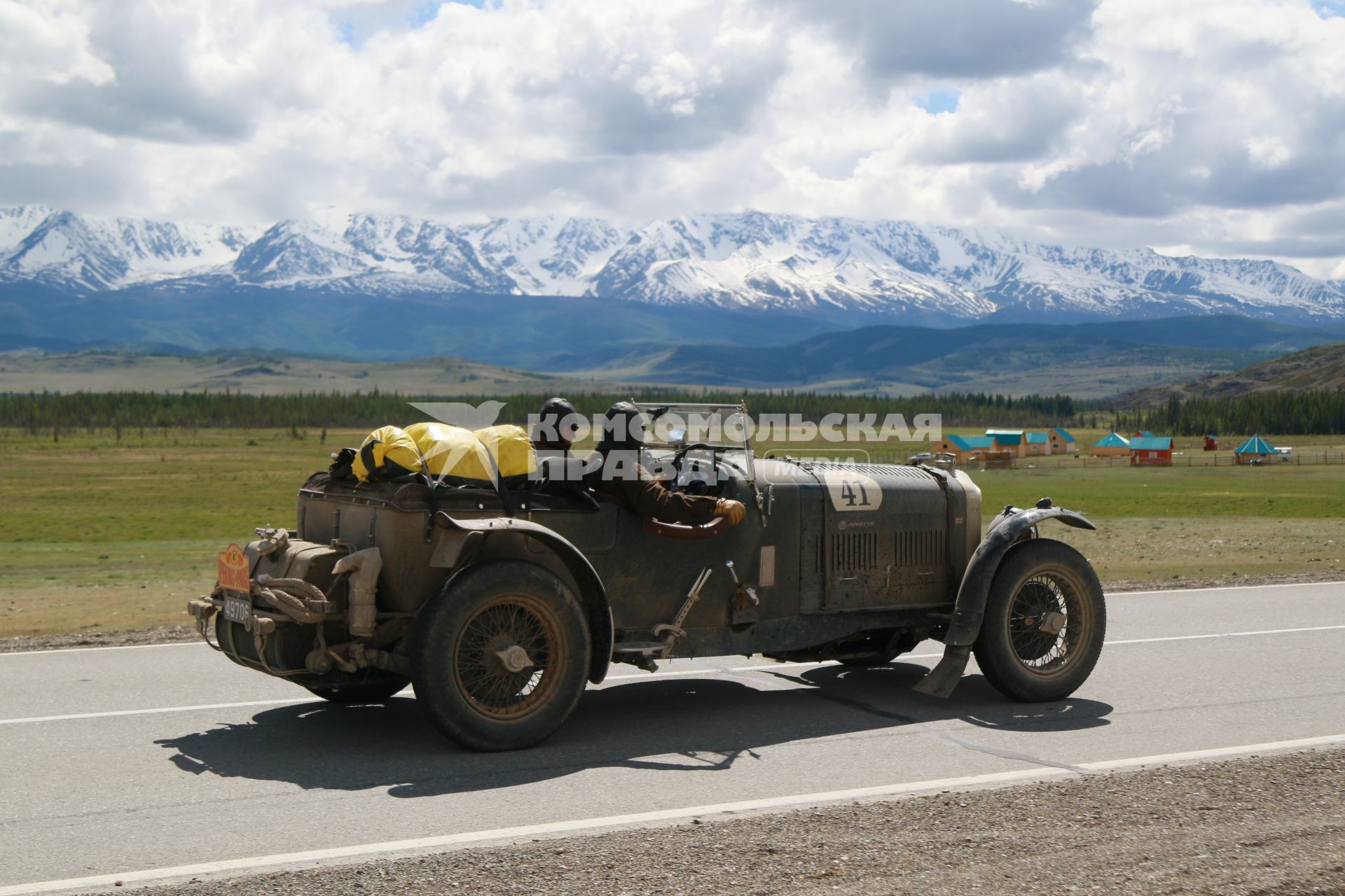 Республика Алтай. Участник ралли `Пекин-Париж-2019` (The 7th Peking to Paris) на ретро автомобиле.