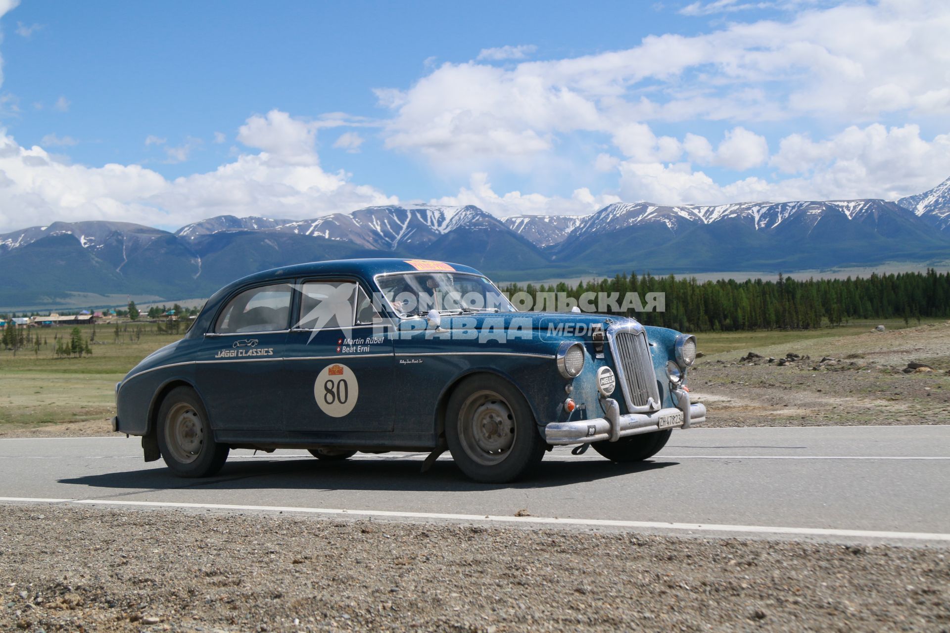 Республика Алтай. Участник ралли `Пекин-Париж-2019` (The 7th Peking to Paris) на ретро автомобиле.