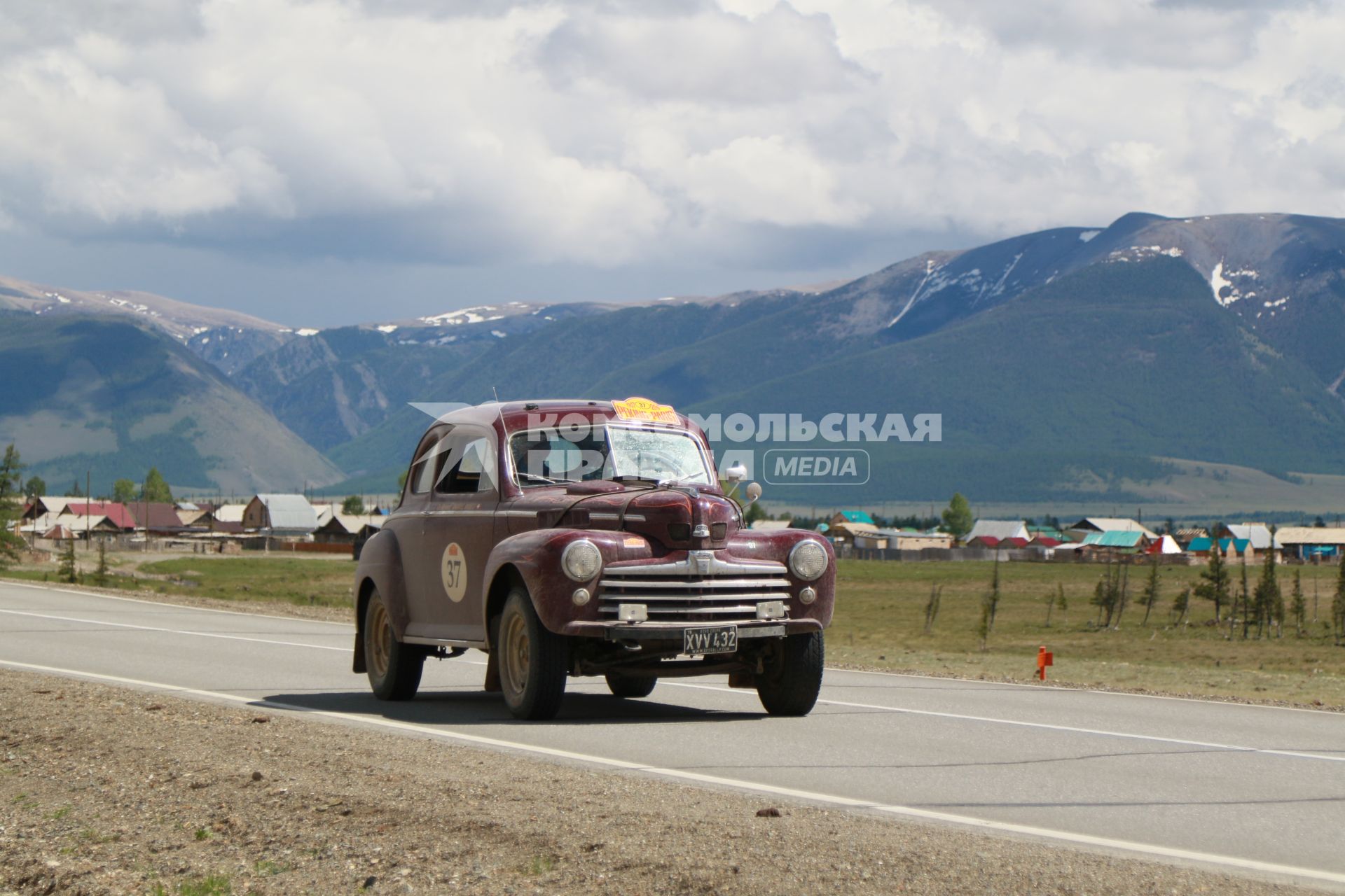 Республика Алтай. Участник ралли `Пекин-Париж-2019` (The 7th Peking to Paris) на ретро автомобиле.